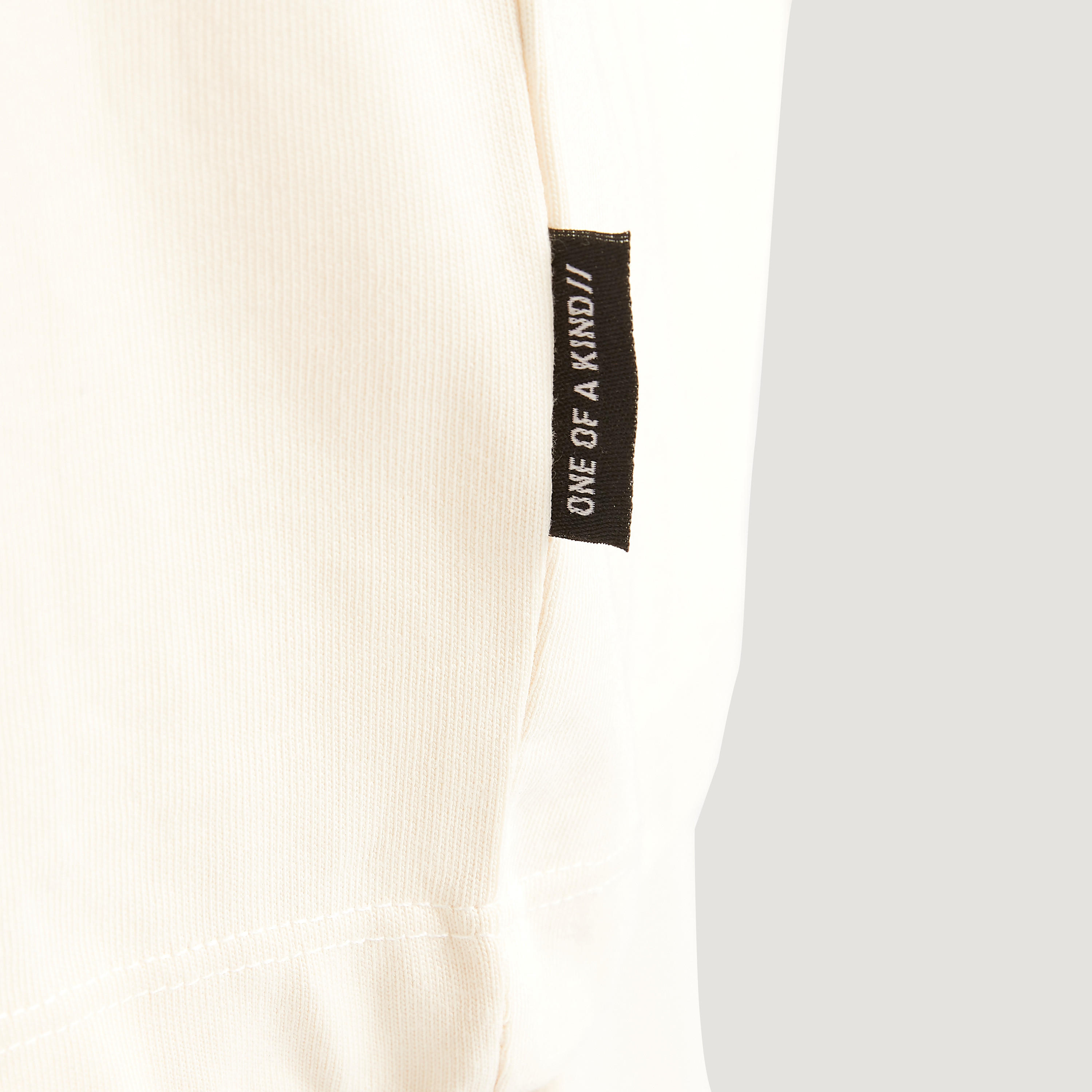 تيشيرت بياقة ضيّقة وأكمام قصيرة وطبعات-men-clothing-tshirtsandpolos-tshirts-image-1