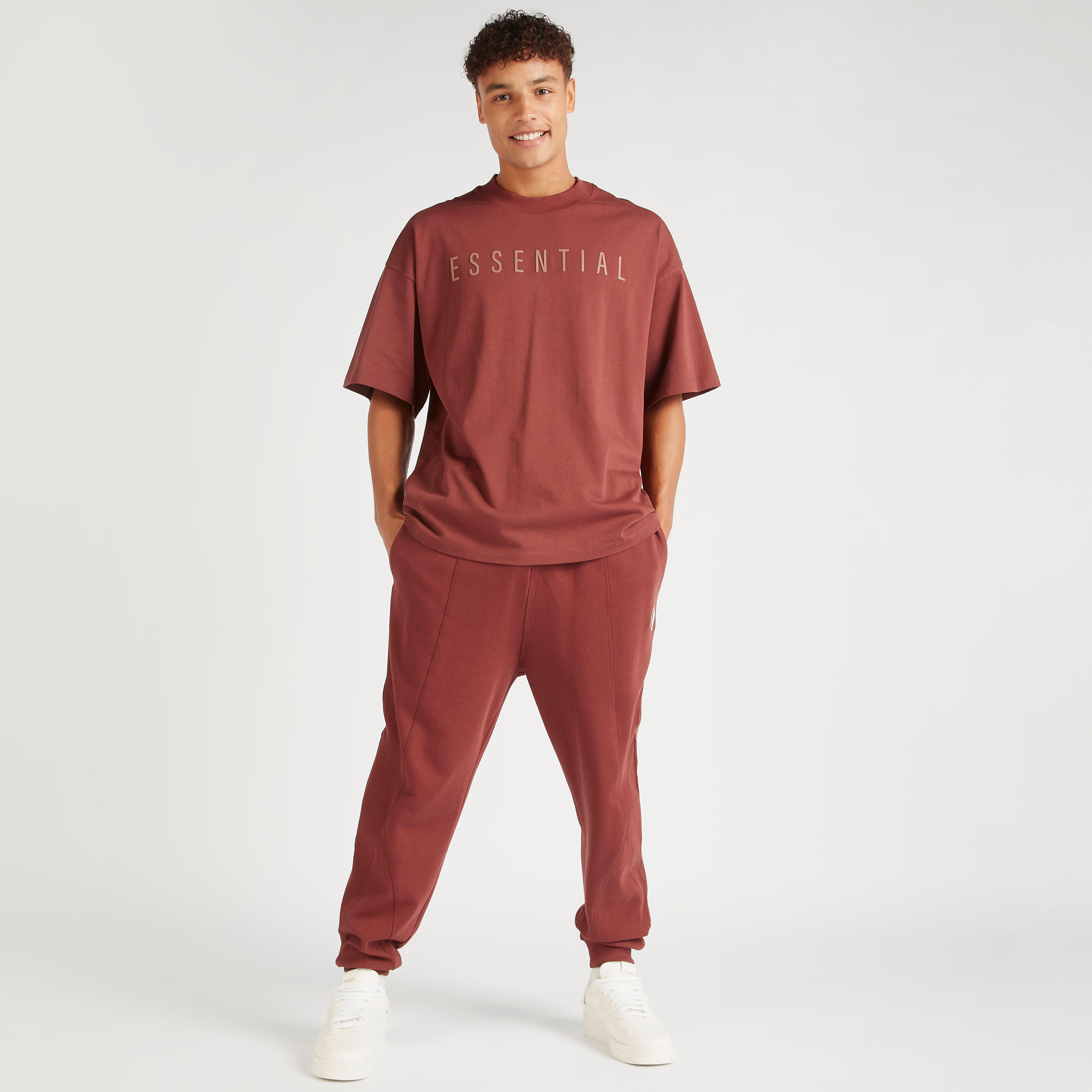 تيشيرت بياقة ضيّقة وأكمام قصيرة وطبعات-men-clothing-tshirtsandpolos-tshirts-image-2