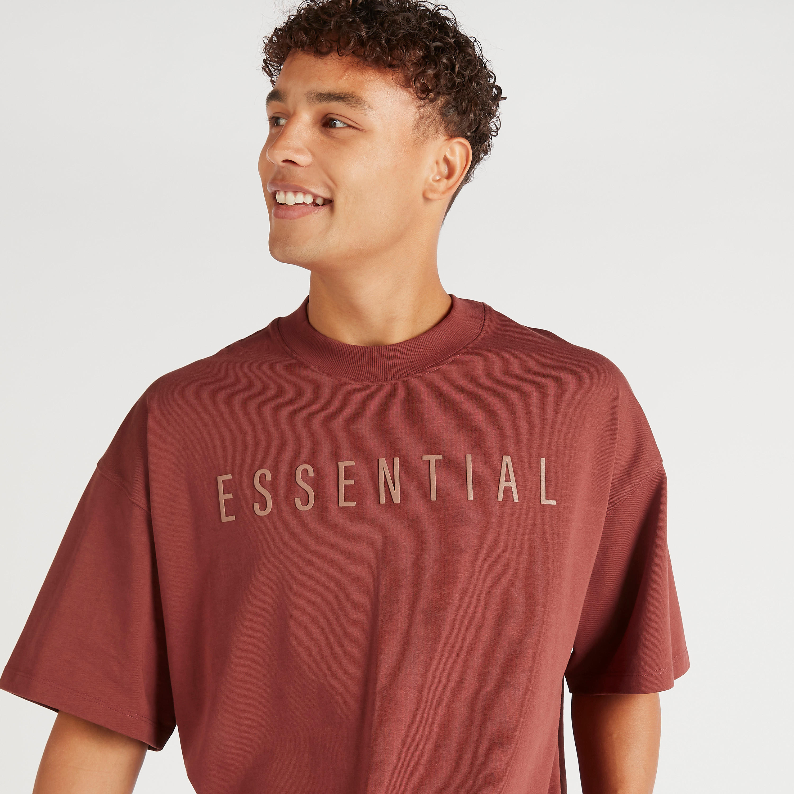 تيشيرت بياقة ضيّقة وأكمام قصيرة وطبعات-men-clothing-tshirtsandpolos-tshirts-image-5