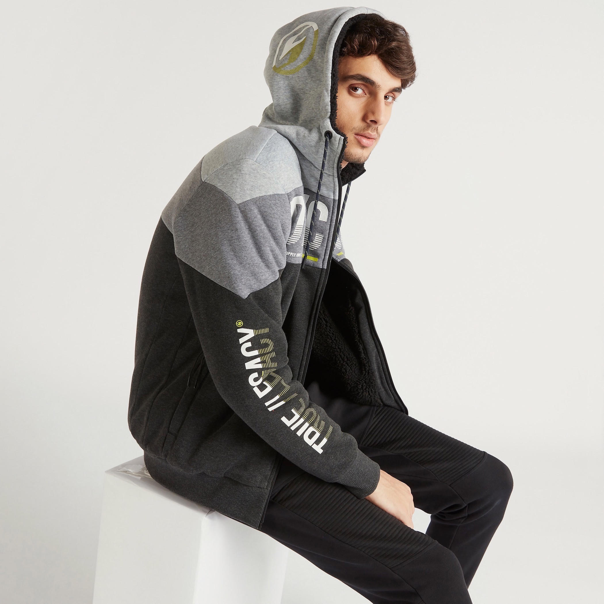 هودي بأكمام طويلة وسحاب إغلاق وطبعات-men-winterwear-hoodiesandsweatshirts-image-1