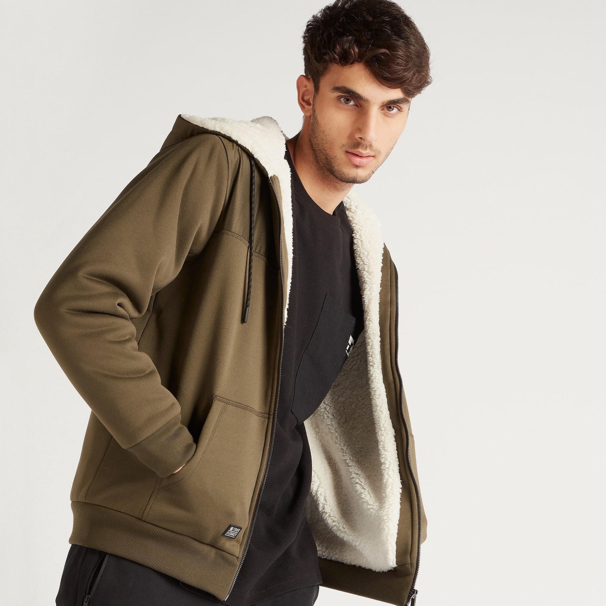 هودي شيربا سادة بسحّاب وأكمام طويلة وجيوب-men-winterwear-hoodiesandsweatshirts-image-1