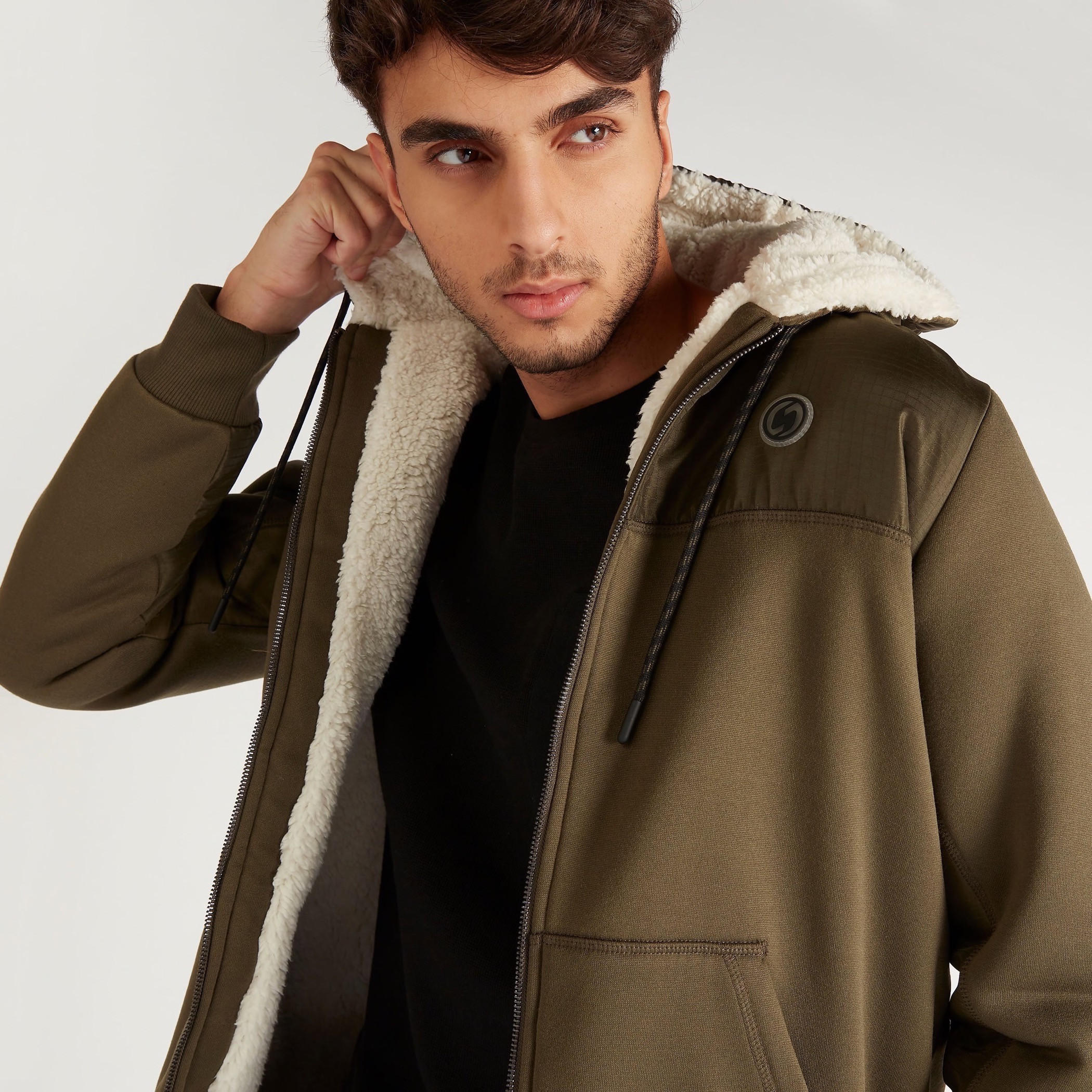 هودي شيربا سادة بسحّاب وأكمام طويلة وجيوب-men-winterwear-hoodiesandsweatshirts-image-3