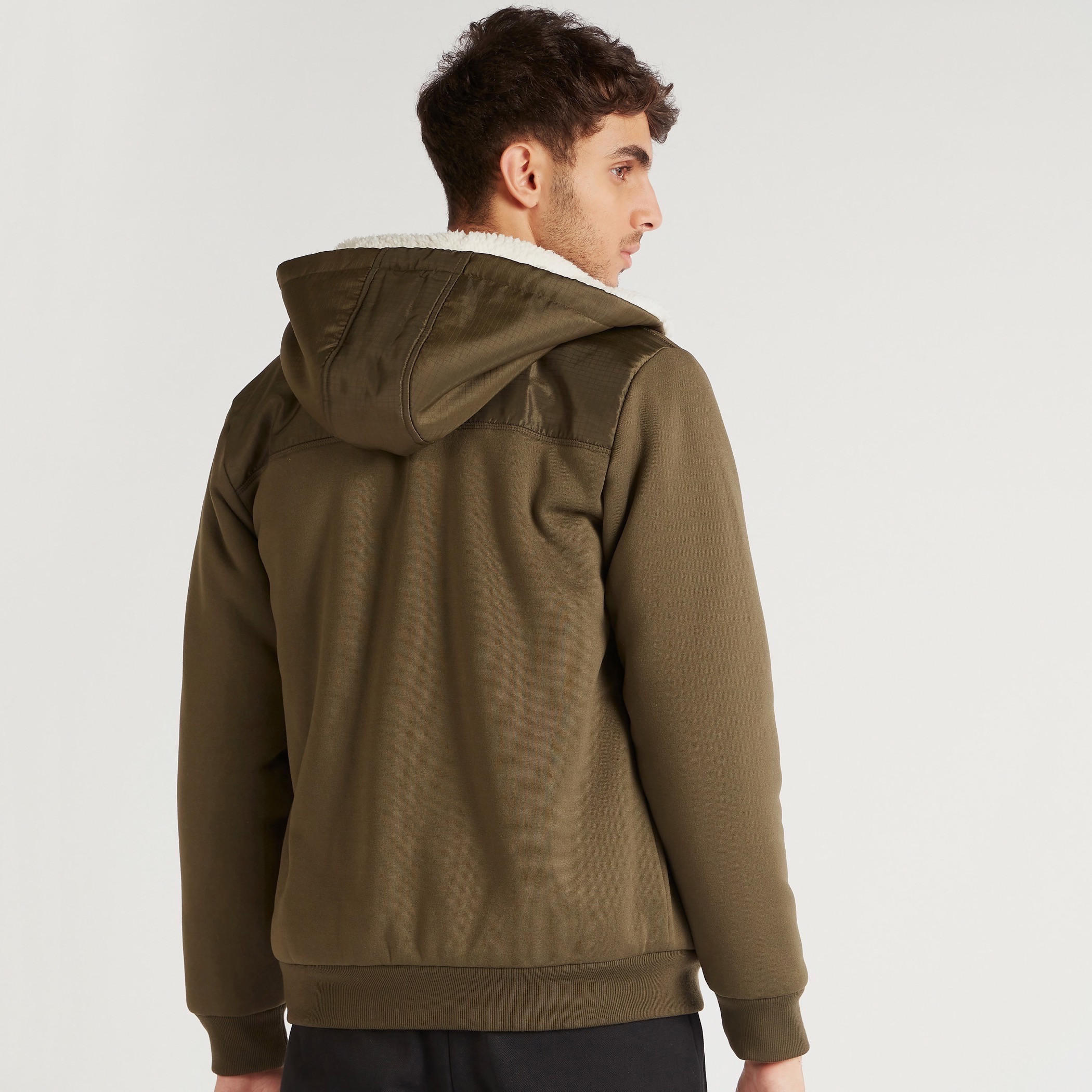 هودي شيربا سادة بسحّاب وأكمام طويلة وجيوب-men-winterwear-hoodiesandsweatshirts-image-4
