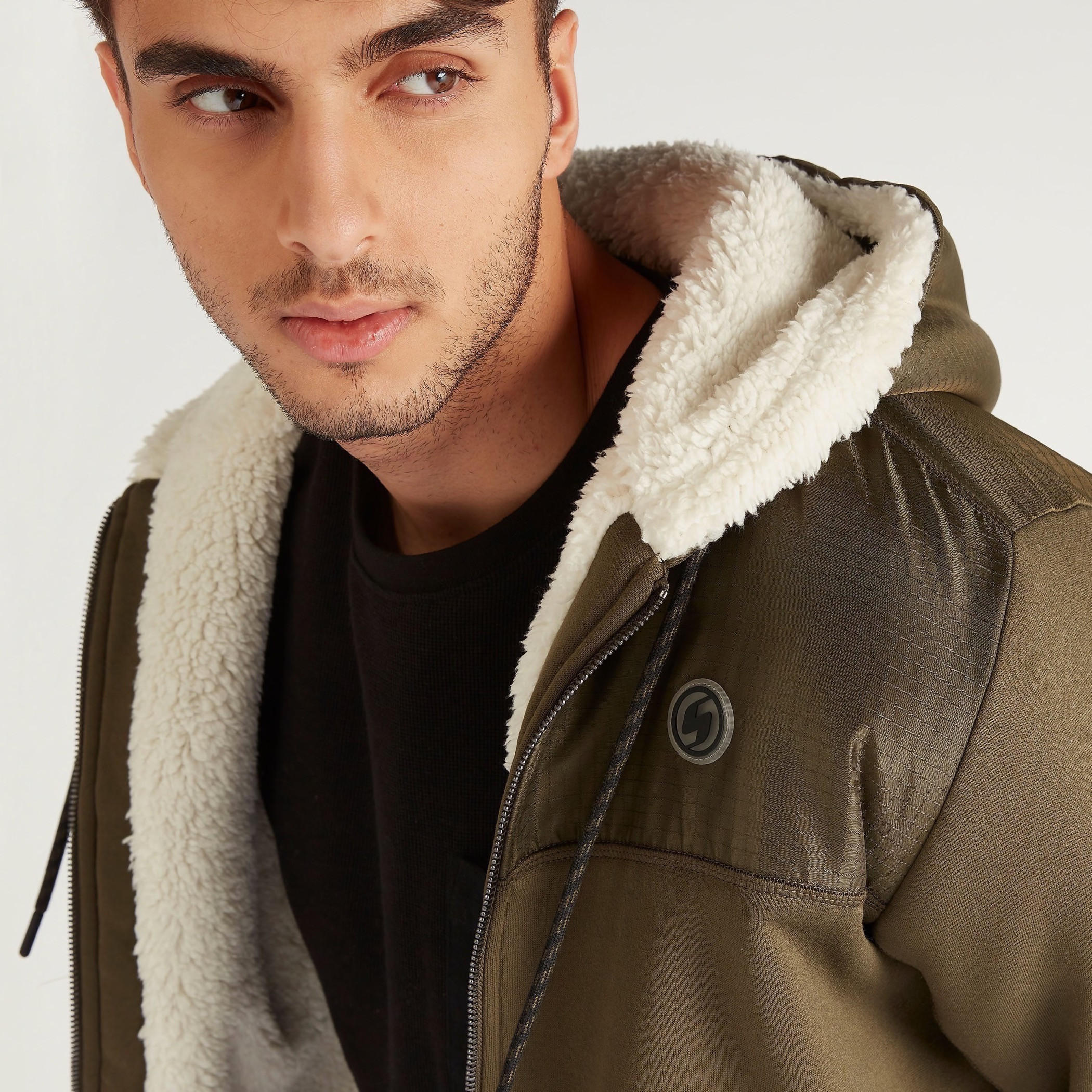 هودي شيربا سادة بسحّاب وأكمام طويلة وجيوب-men-winterwear-hoodiesandsweatshirts-image-5