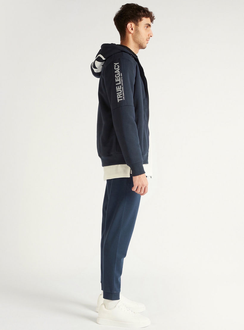 هودي شيربا بسحّاب وأكمام طويلة وجيوب وطبعات-men-winterwear-hoodiesandsweatshirts-image-1