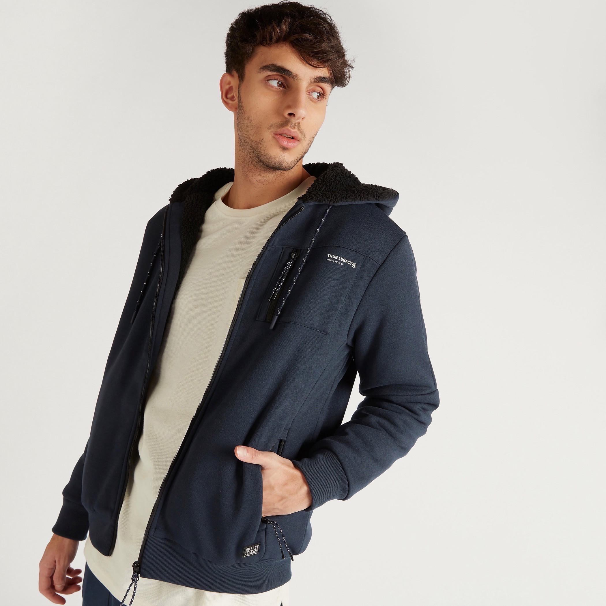 هودي شيربا بسحّاب وأكمام طويلة وجيوب وطبعات-men-winterwear-hoodiesandsweatshirts-image-2