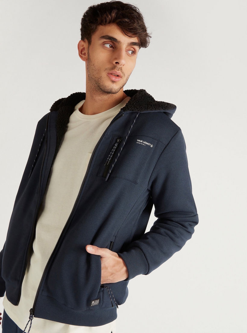 هودي شيربا بسحّاب وأكمام طويلة وجيوب وطبعات-men-winterwear-hoodiesandsweatshirts-image-2