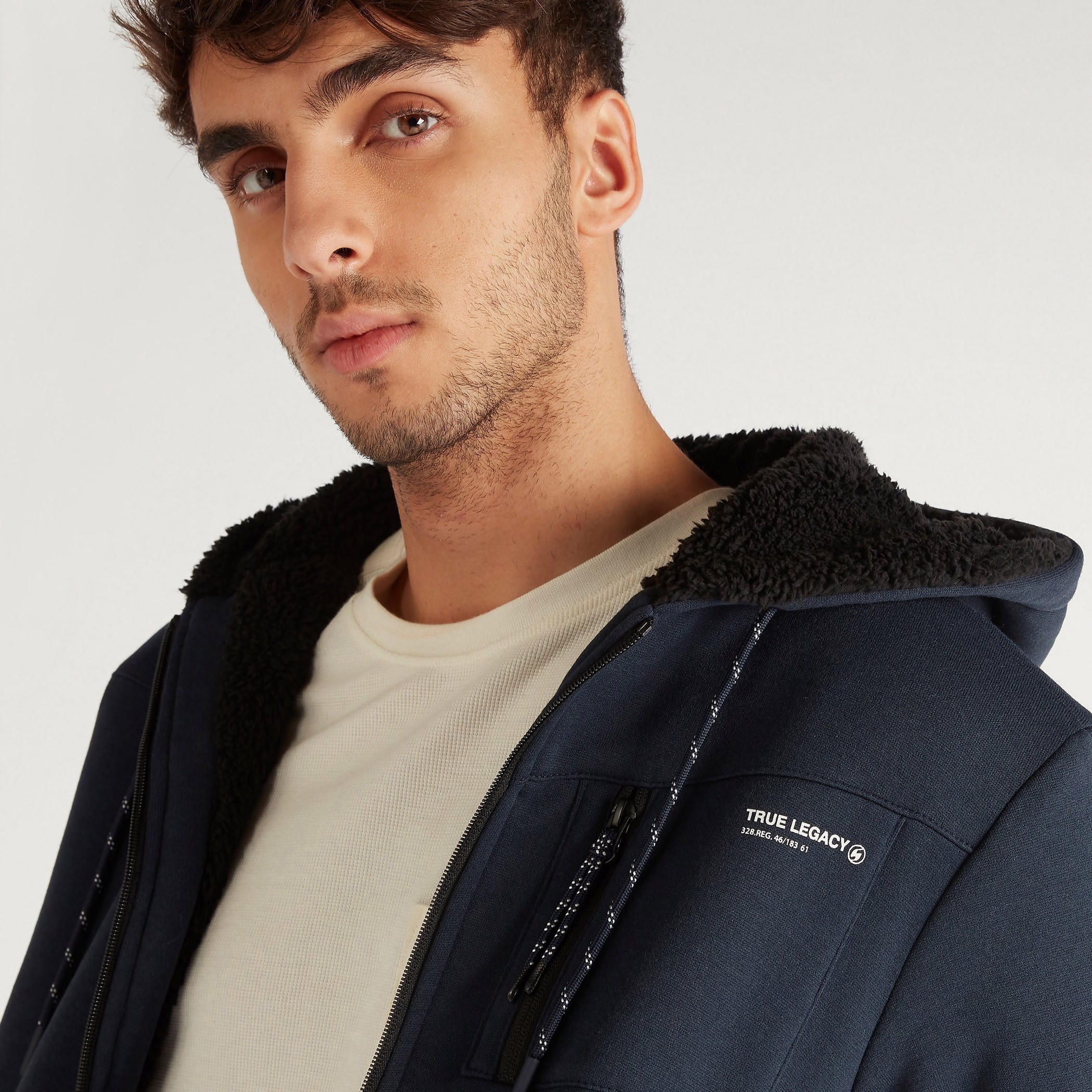 هودي شيربا بسحّاب وأكمام طويلة وجيوب وطبعات-men-winterwear-hoodiesandsweatshirts-image-3