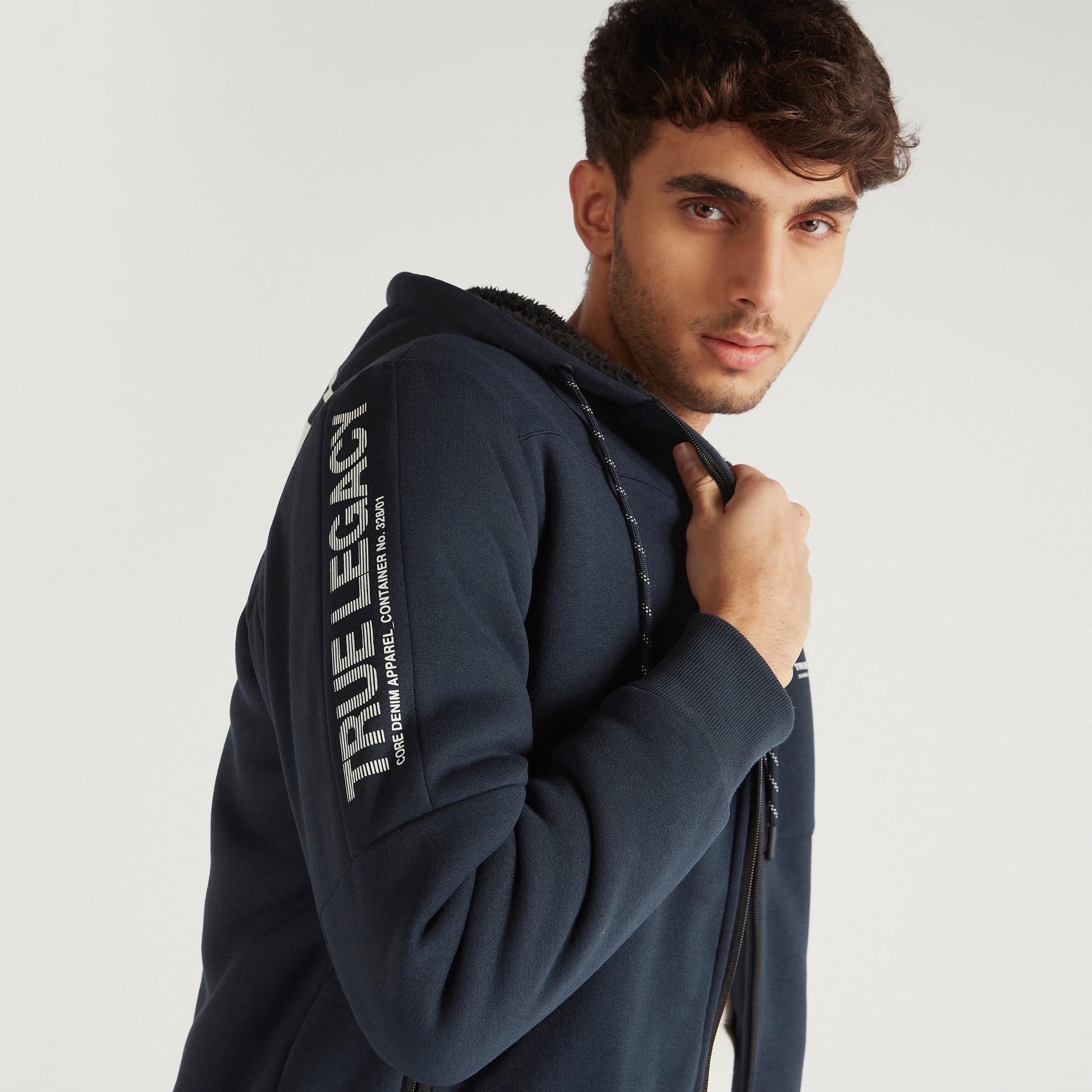 هودي شيربا بسحّاب وأكمام طويلة وجيوب وطبعات-men-winterwear-hoodiesandsweatshirts-image-5