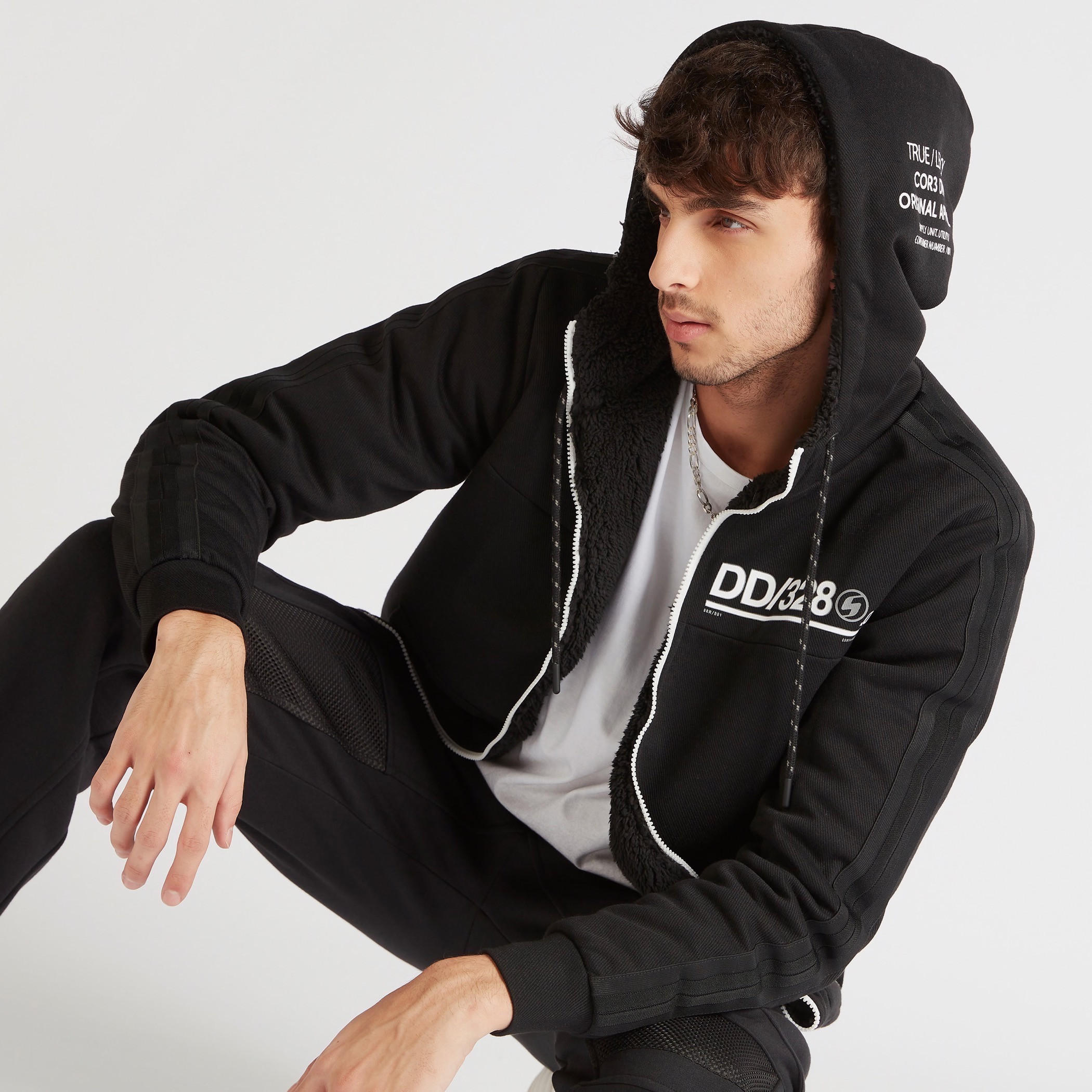 هودي شيربا بسحّاب وأكمام طويلة وجيوب وطبعات-men-winterwear-hoodiesandsweatshirts-image-1