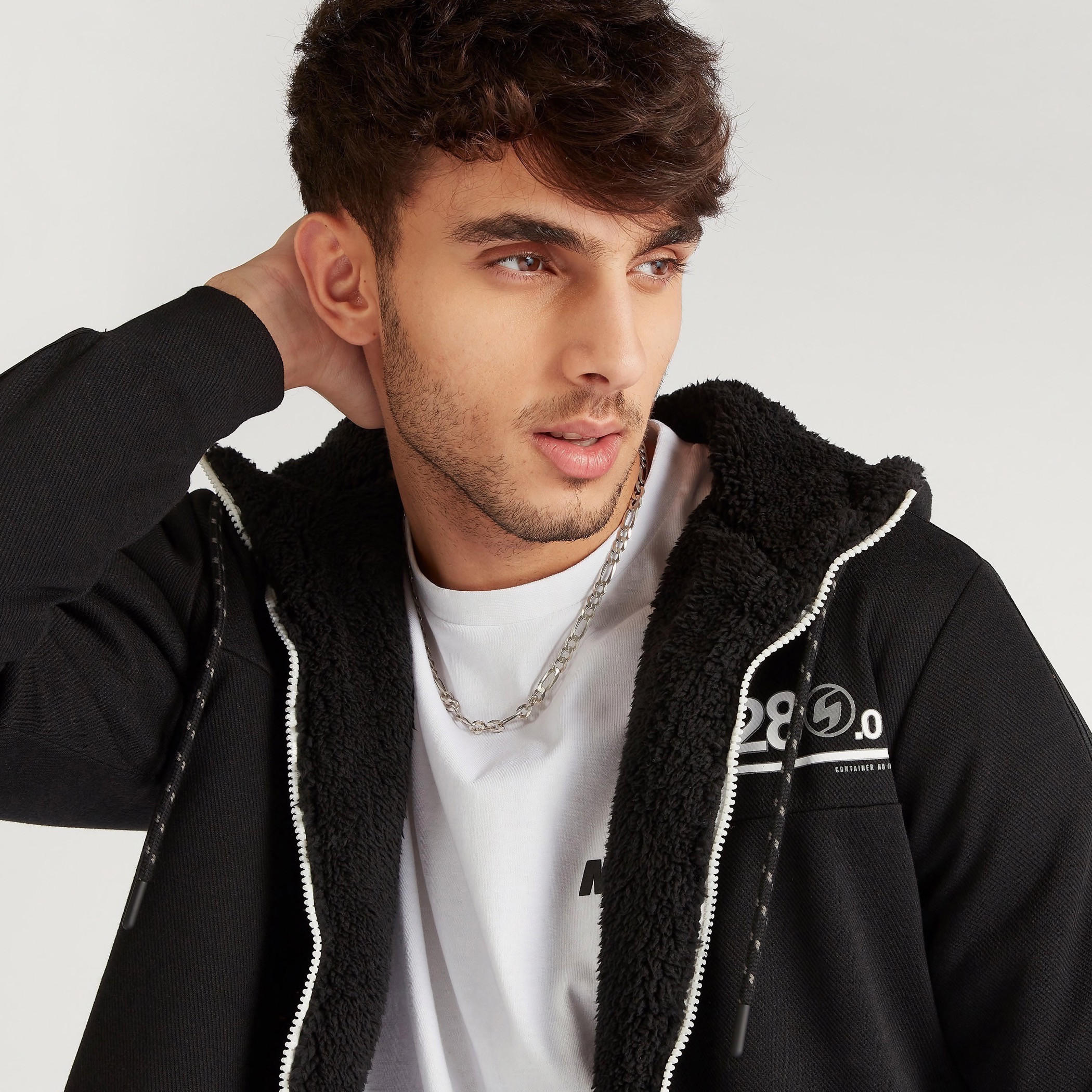 هودي شيربا بسحّاب وأكمام طويلة وجيوب وطبعات-men-winterwear-hoodiesandsweatshirts-image-2