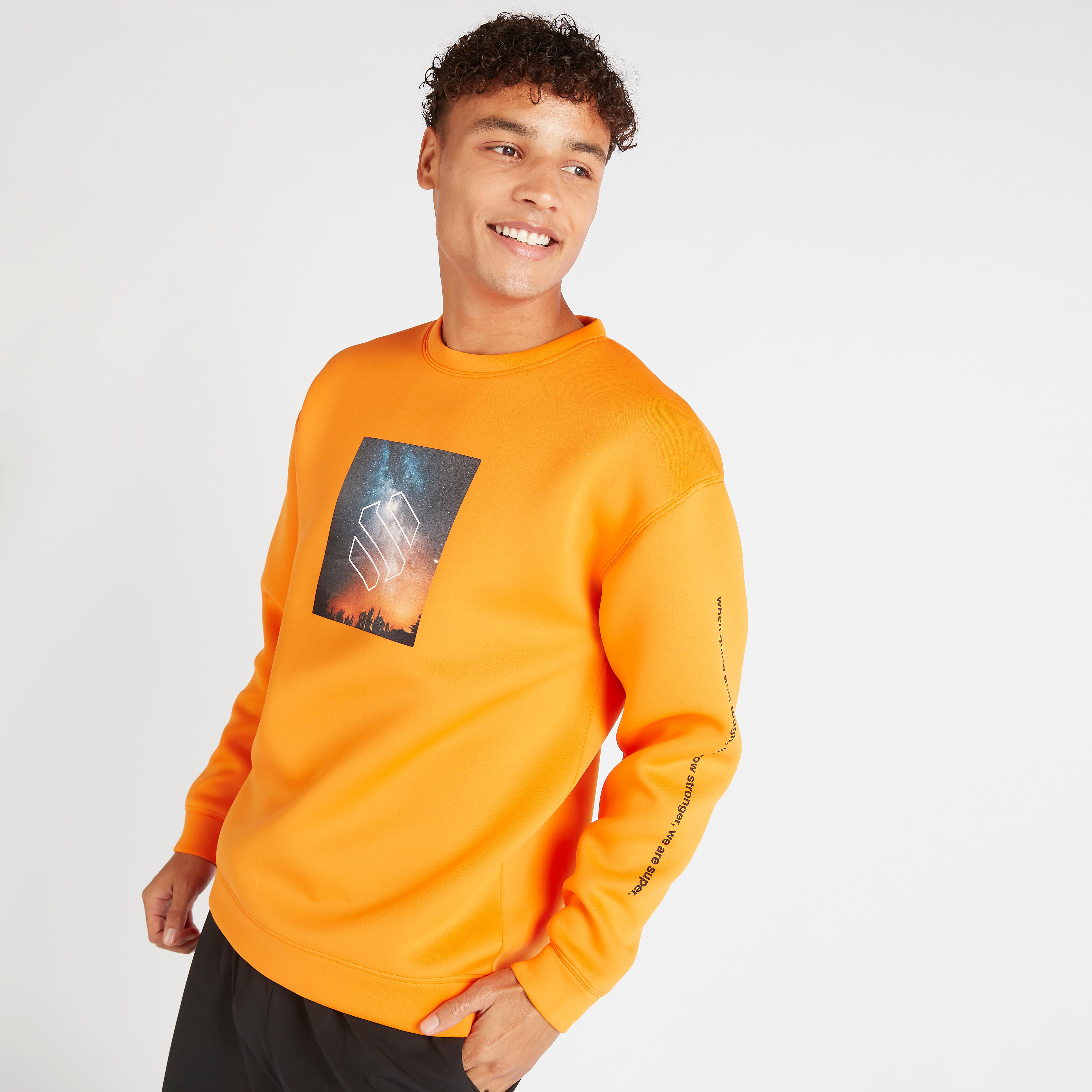 سويت شيرت بقصة مريحة وياقة ضيّقة وأكمام طويلة وطبعات-men-winterwear-hoodiesandsweatshirts-image-1