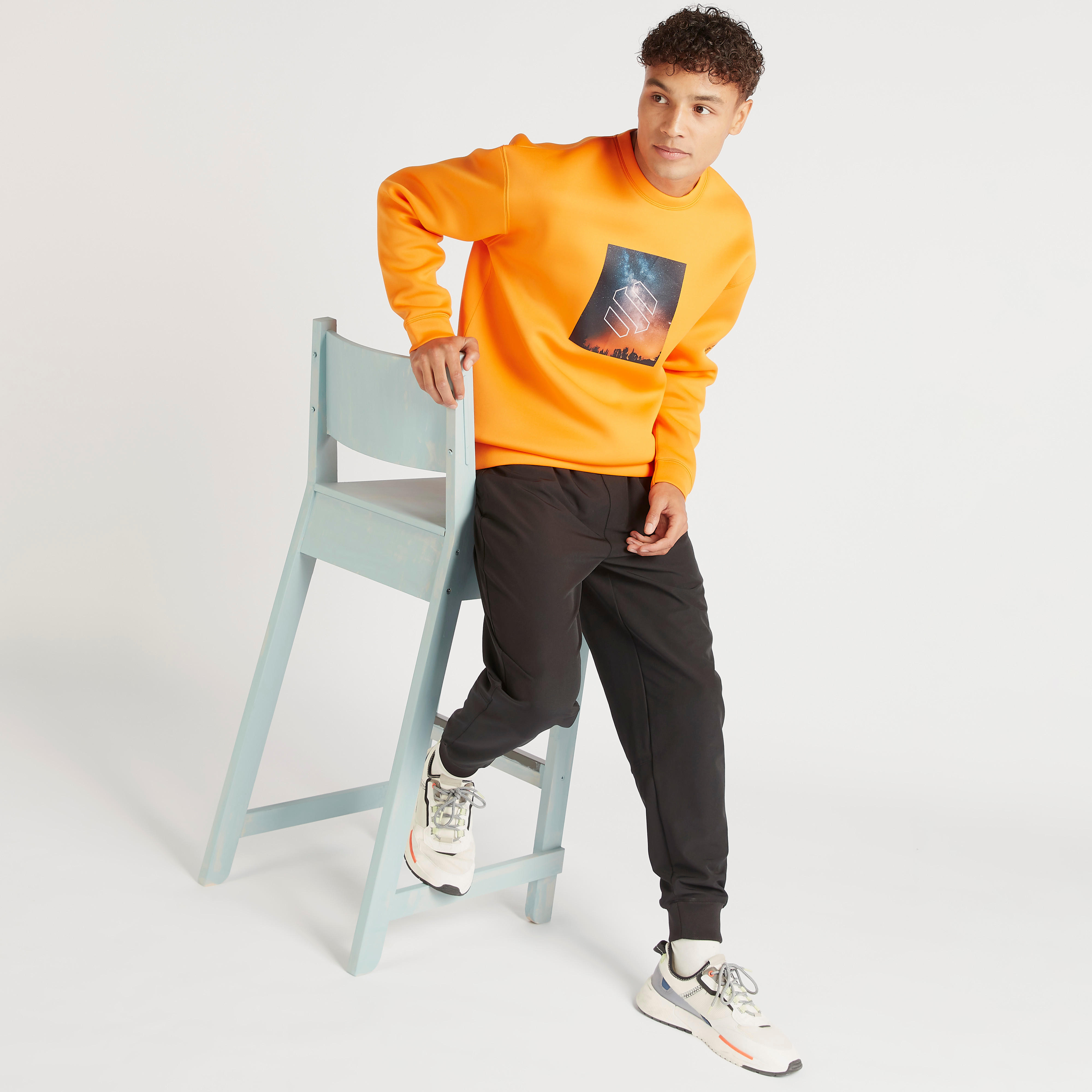 سويت شيرت بقصة مريحة وياقة ضيّقة وأكمام طويلة وطبعات-men-winterwear-hoodiesandsweatshirts-image-2