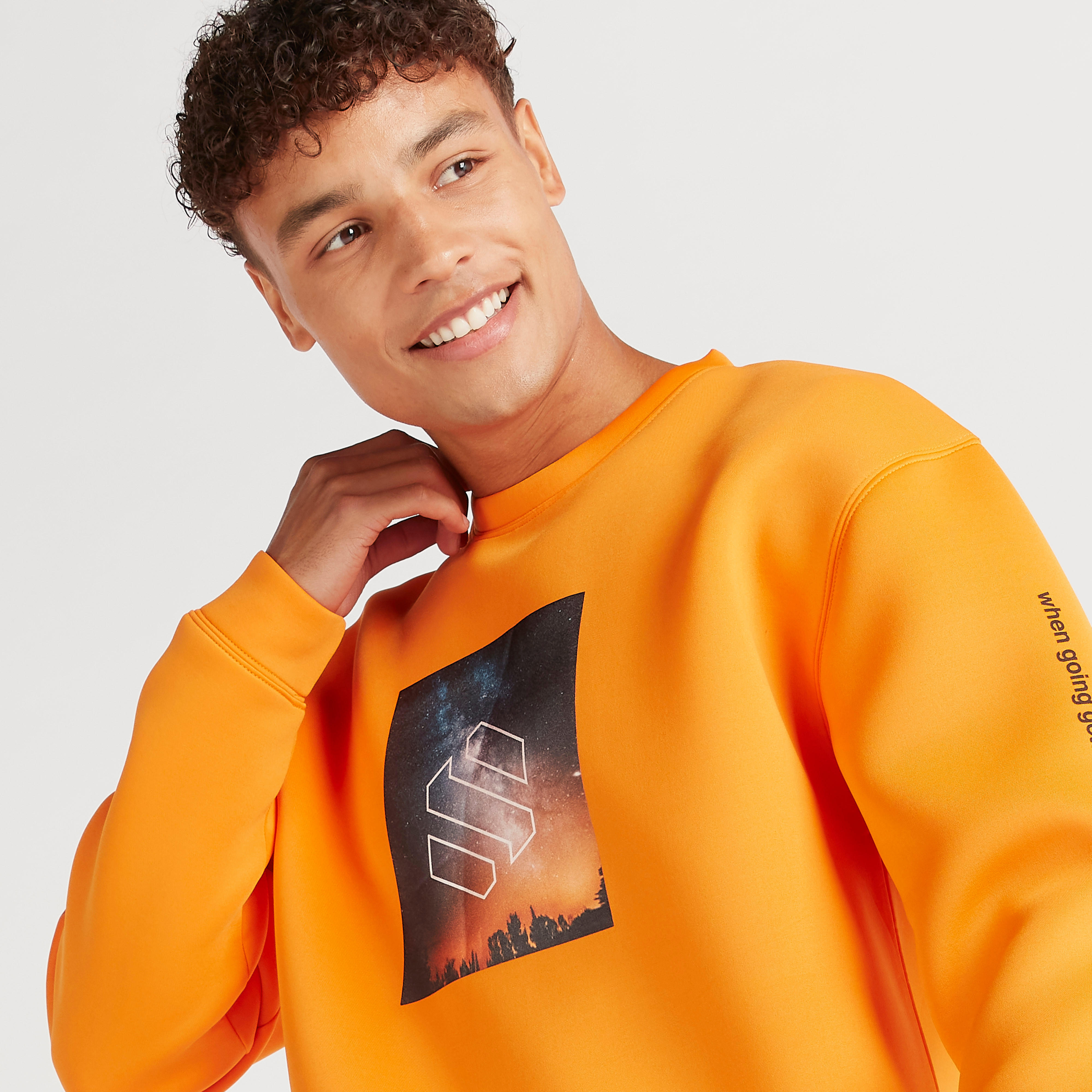 سويت شيرت بقصة مريحة وياقة ضيّقة وأكمام طويلة وطبعات-men-winterwear-hoodiesandsweatshirts-image-3