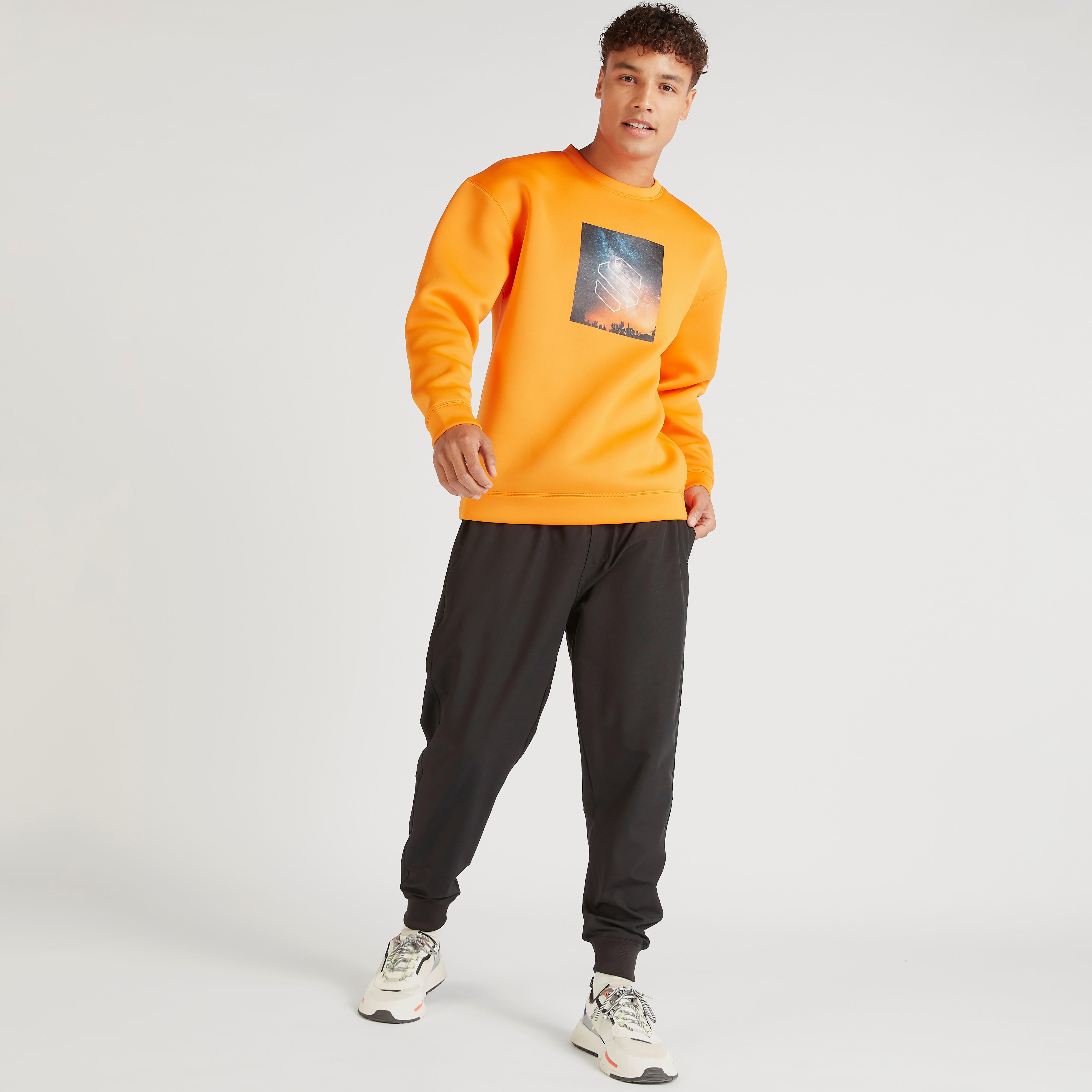 سويت شيرت بقصة مريحة وياقة ضيّقة وأكمام طويلة وطبعات-men-winterwear-hoodiesandsweatshirts-image-5