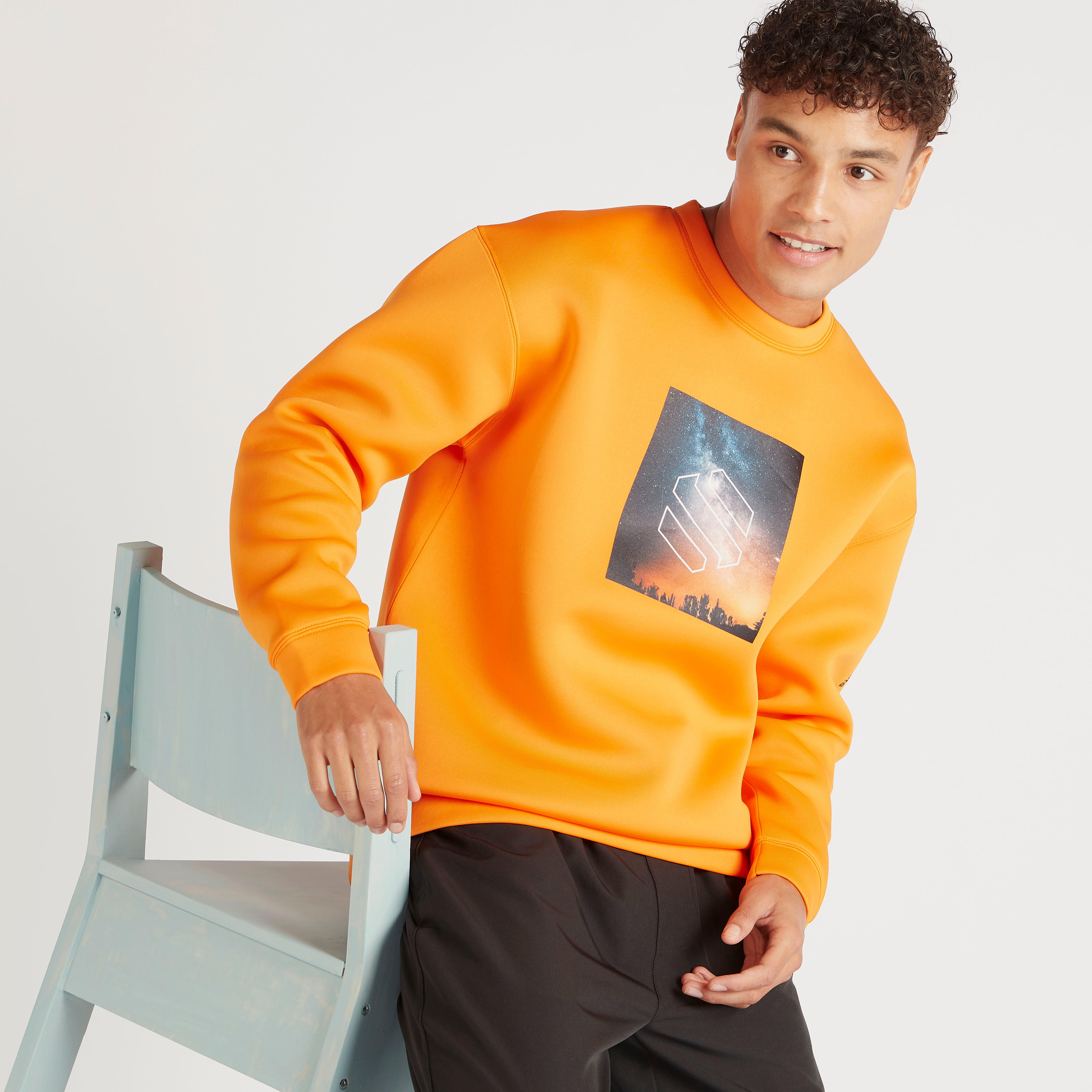 سويت شيرت بقصة مريحة وياقة ضيّقة وأكمام طويلة وطبعات-men-winterwear-hoodiesandsweatshirts-image-6