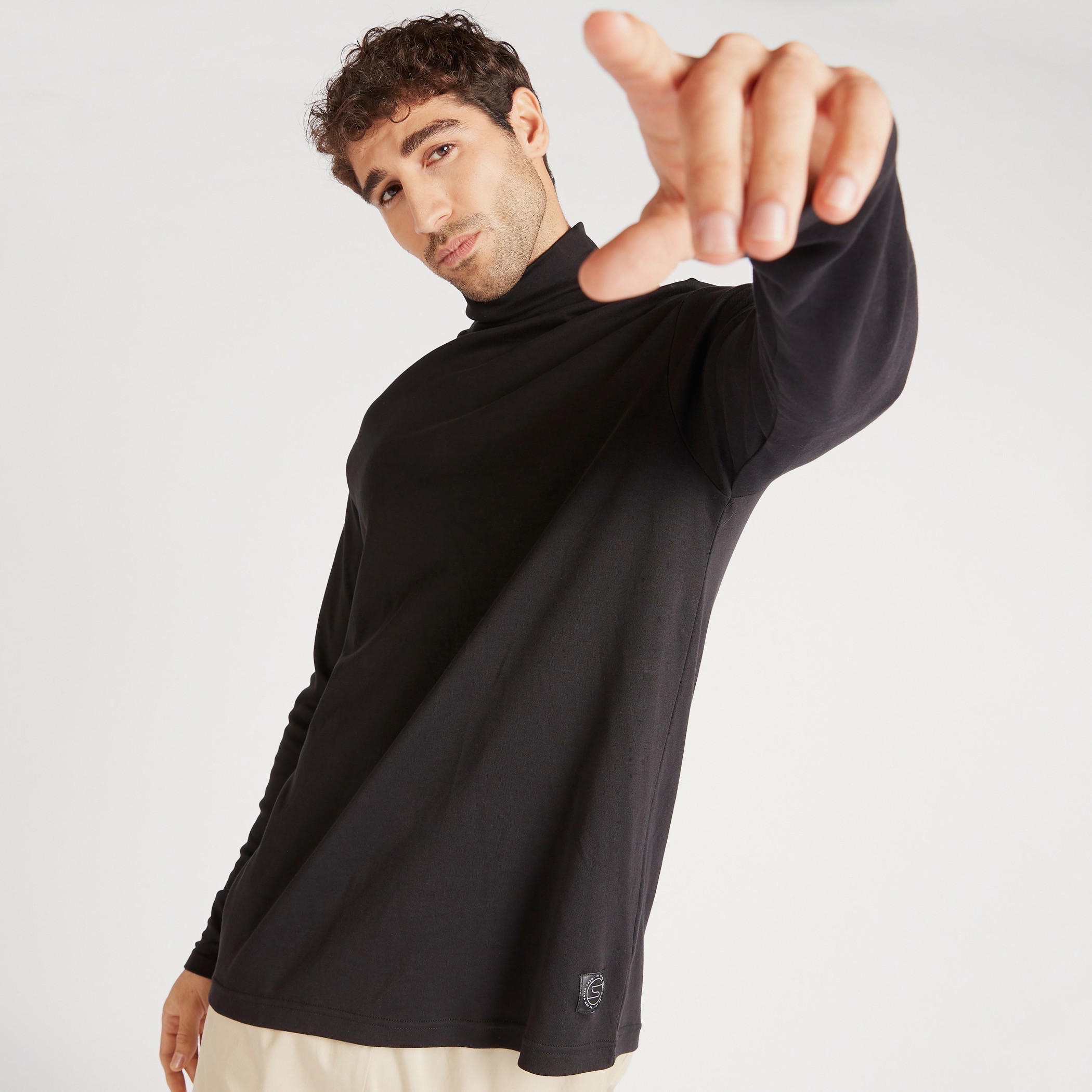 تيشيرت سادة بياقة عالية وأكمام طويلة-men-clothing-tshirtsandpolos-tshirts-image-1