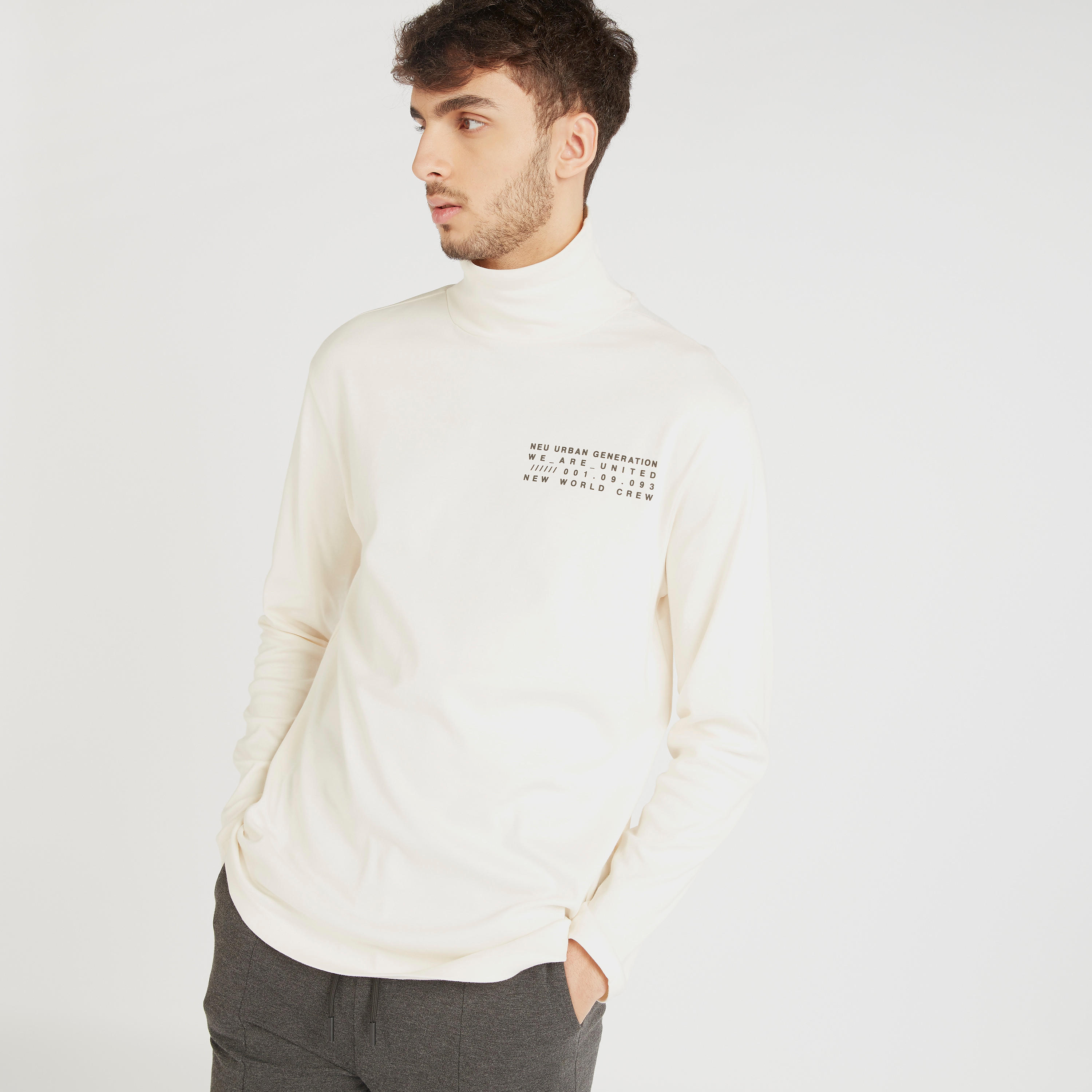 تيشيرت بياقة عالية وأكمام طويلة وطبعات-men-clothing-tshirtsandpolos-tshirts-image-1
