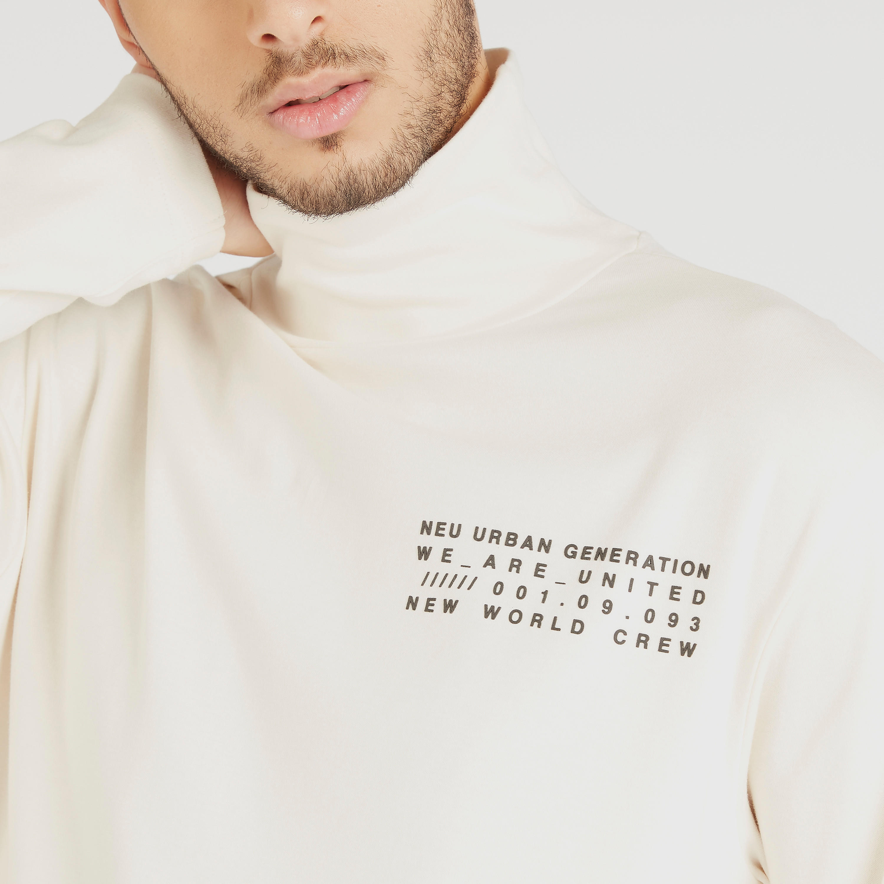 تيشيرت بياقة عالية وأكمام طويلة وطبعات-men-clothing-tshirtsandpolos-tshirts-image-3