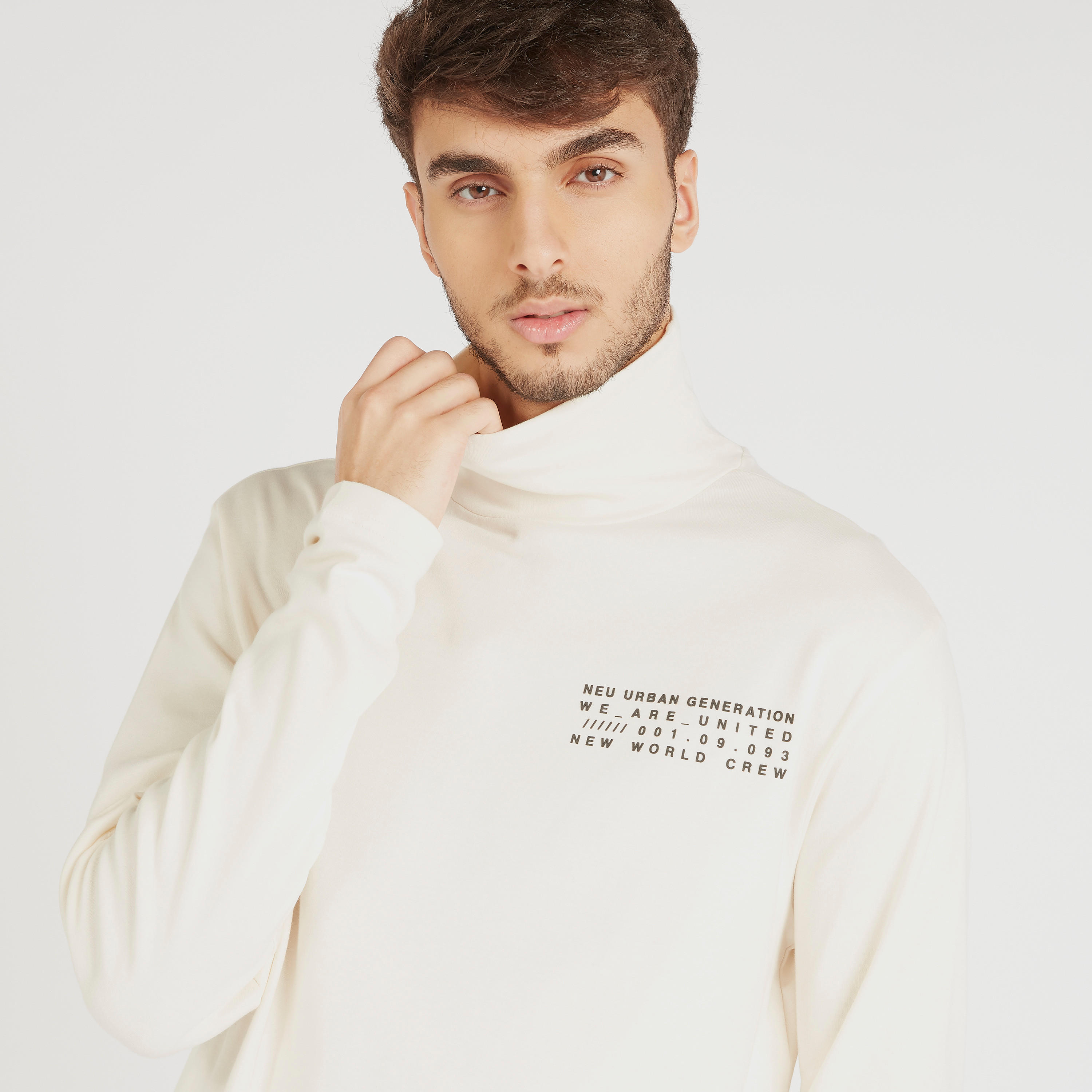 تيشيرت بياقة عالية وأكمام طويلة وطبعات-men-clothing-tshirtsandpolos-tshirts-image-6