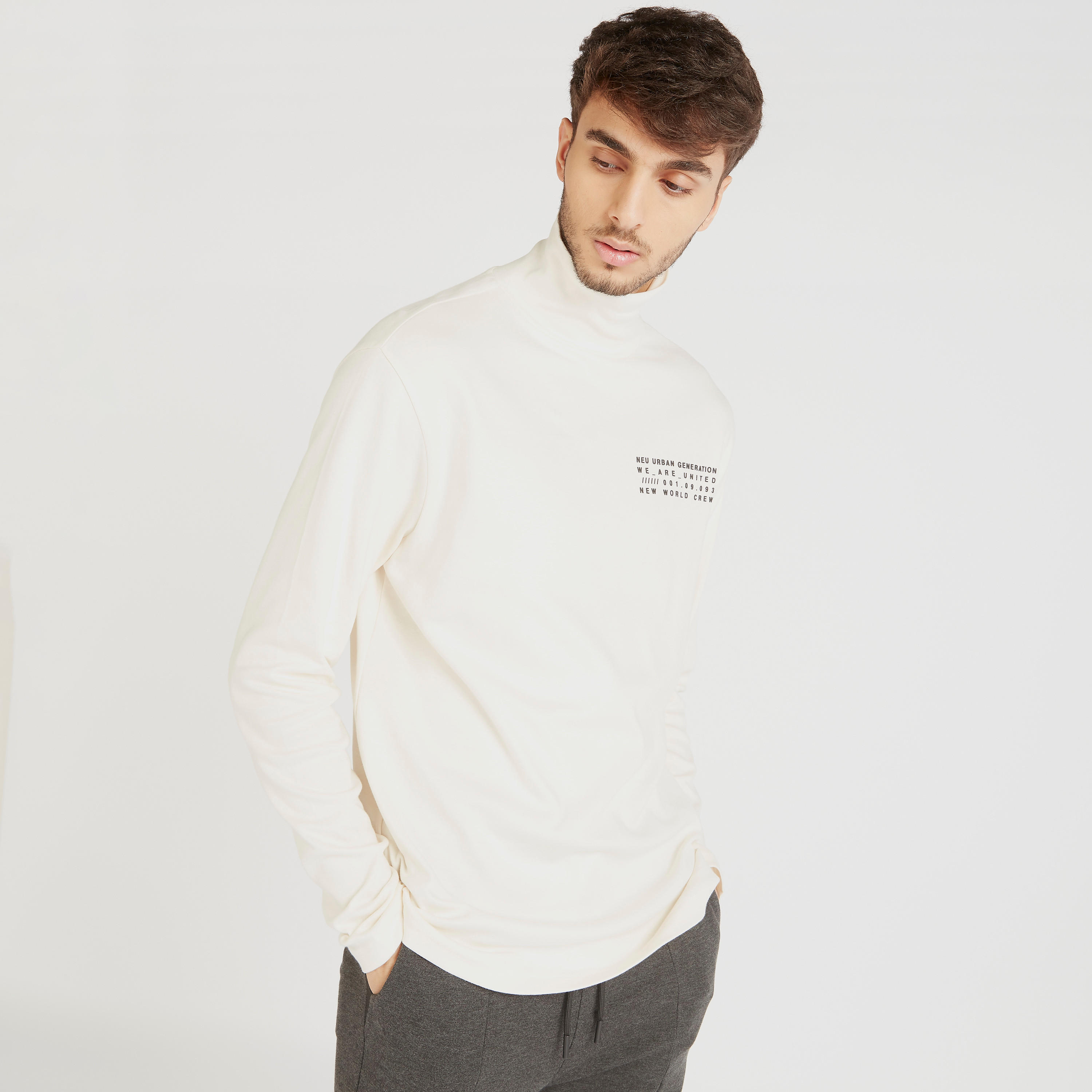 تيشيرت بياقة عالية وأكمام طويلة وطبعات-men-clothing-tshirtsandpolos-tshirts-image-7