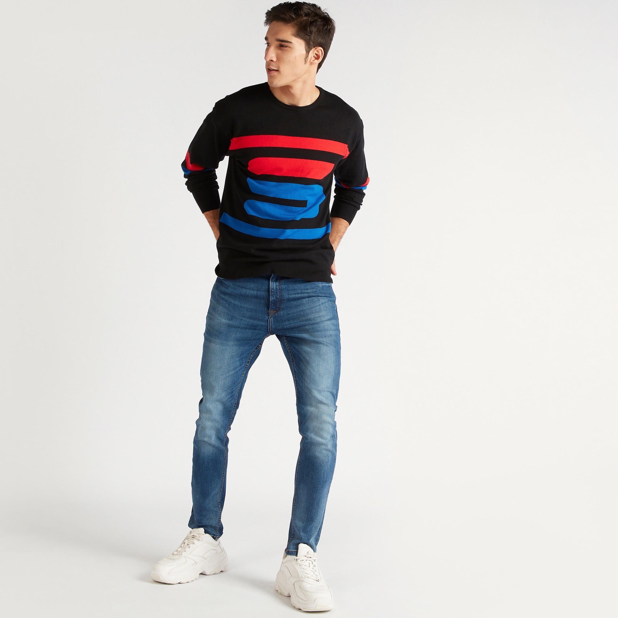 كنزة مقلّمة بتصاميم مغايرة وياقة ضيّقة وأكمام طويلة-men-clothing-sweatersandpullovers-image-2