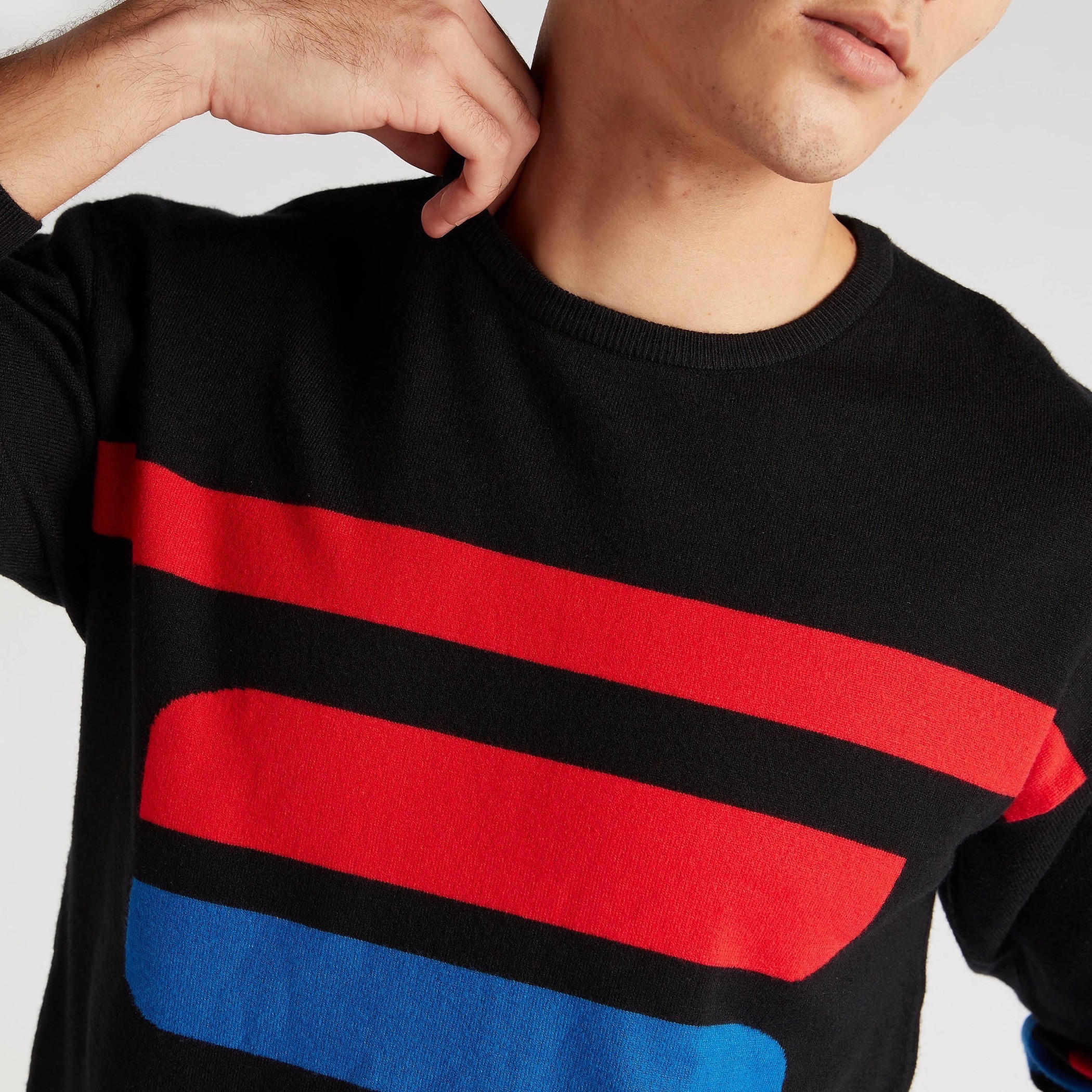 كنزة مقلّمة بتصاميم مغايرة وياقة ضيّقة وأكمام طويلة-men-clothing-sweatersandpullovers-image-3