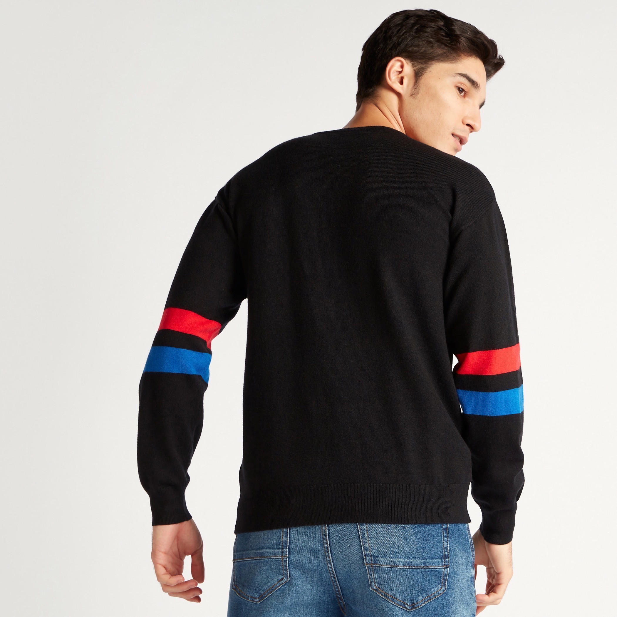 كنزة مقلّمة بتصاميم مغايرة وياقة ضيّقة وأكمام طويلة-men-clothing-sweatersandpullovers-image-4