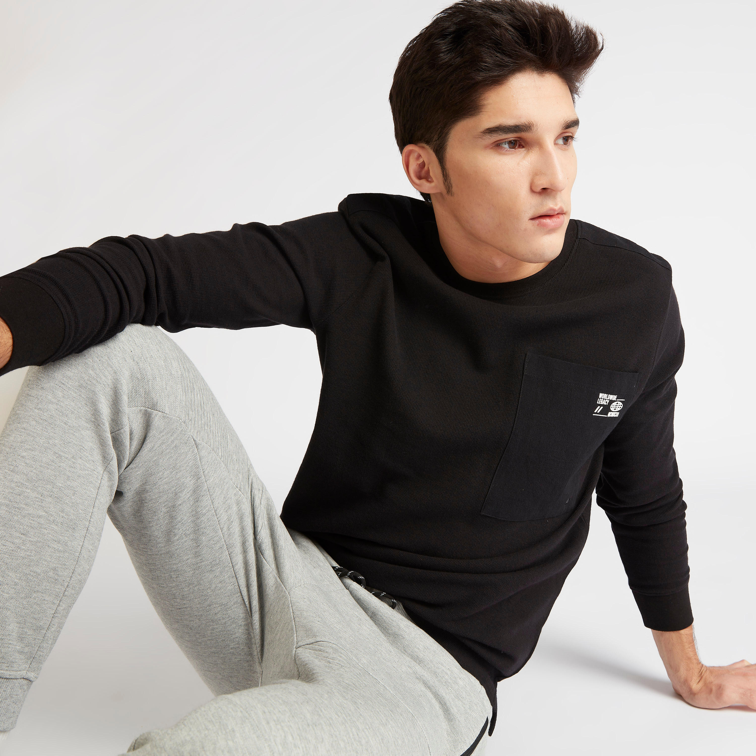 تيشيرت بياقة ضيّقة وأكمام طويلة وطبعات-men-clothing-tshirtsandpolos-tshirts-image-1