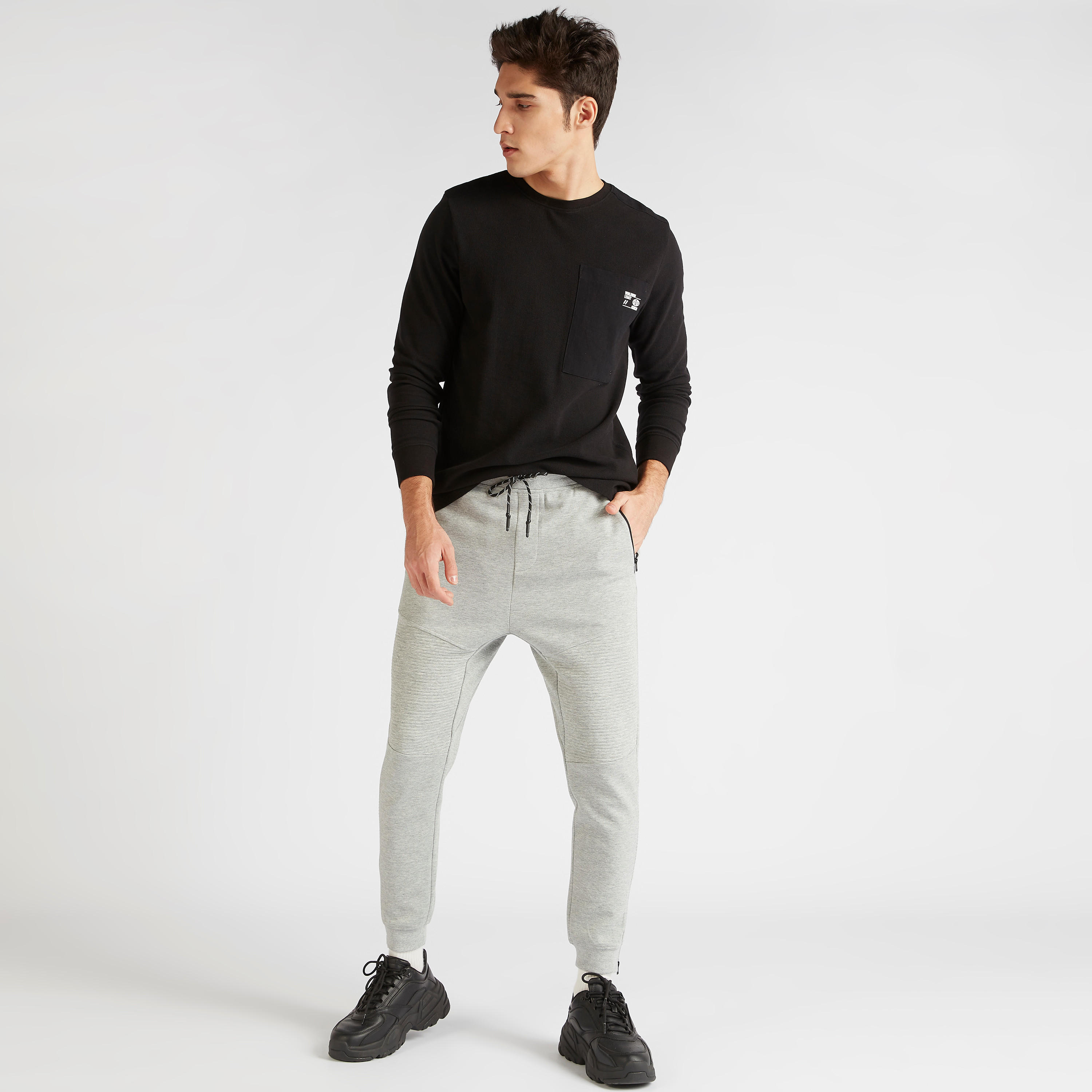 تيشيرت بياقة ضيّقة وأكمام طويلة وطبعات-men-clothing-tshirtsandpolos-tshirts-image-2
