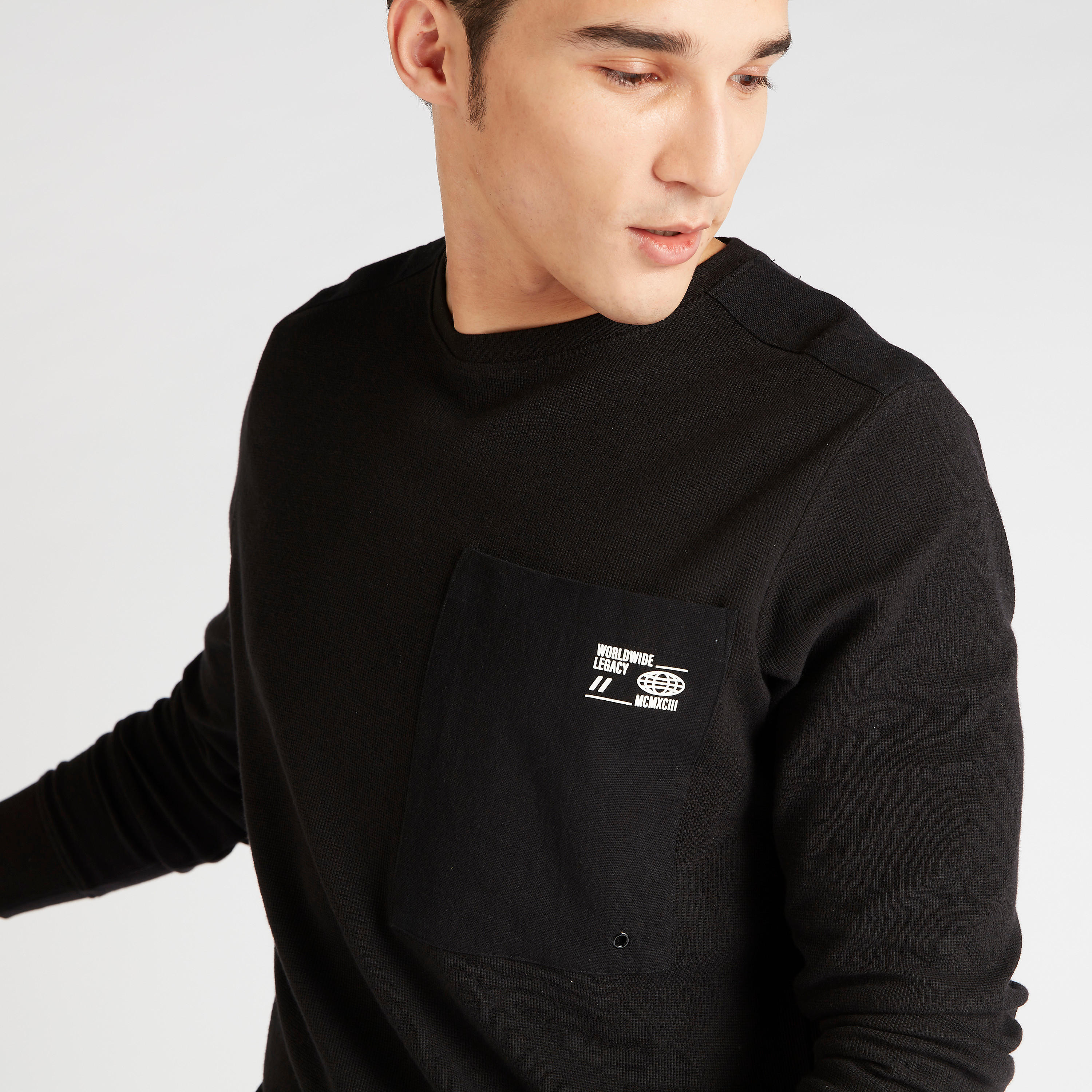 تيشيرت بياقة ضيّقة وأكمام طويلة وطبعات-men-clothing-tshirtsandpolos-tshirts-image-3