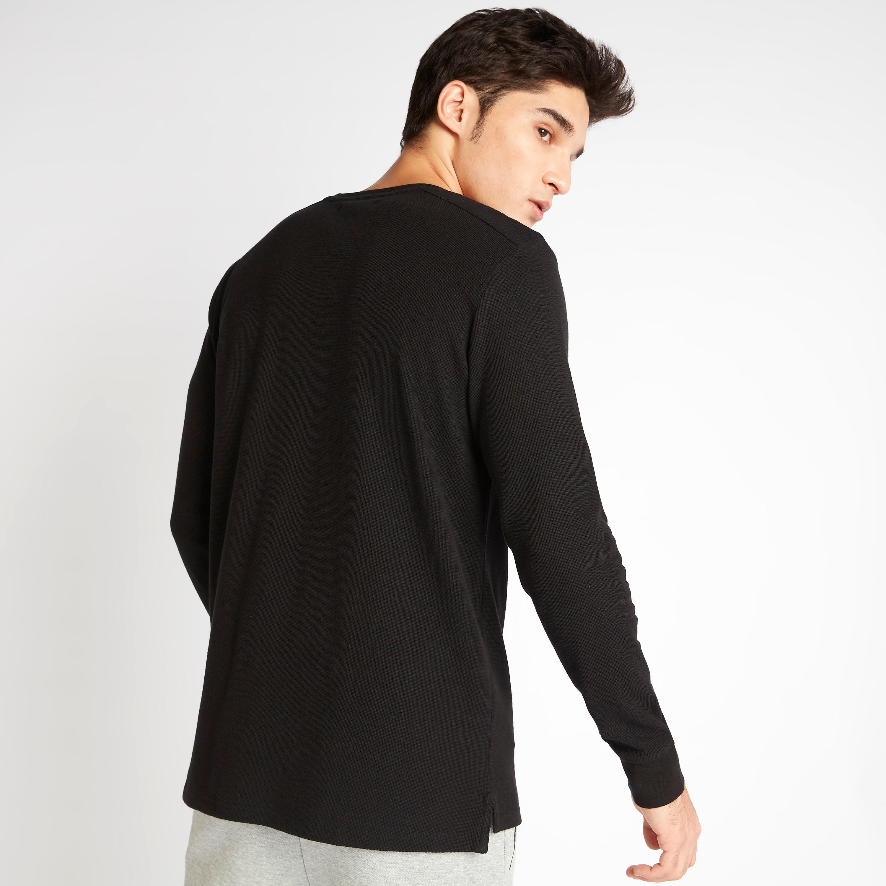 تيشيرت بياقة ضيّقة وأكمام طويلة وطبعات-men-clothing-tshirtsandpolos-tshirts-image-4