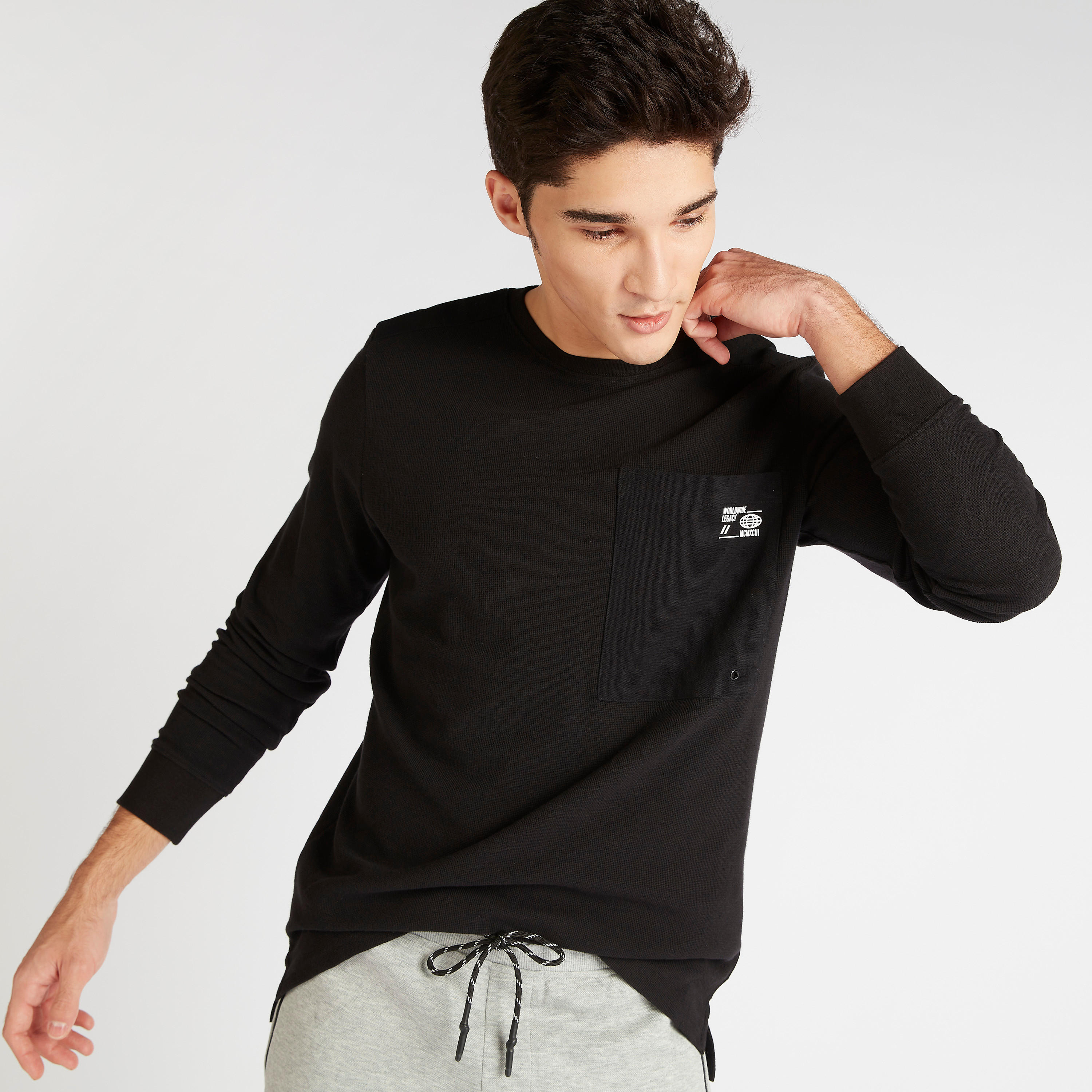 تيشيرت بياقة ضيّقة وأكمام طويلة وطبعات-men-clothing-tshirtsandpolos-tshirts-image-5