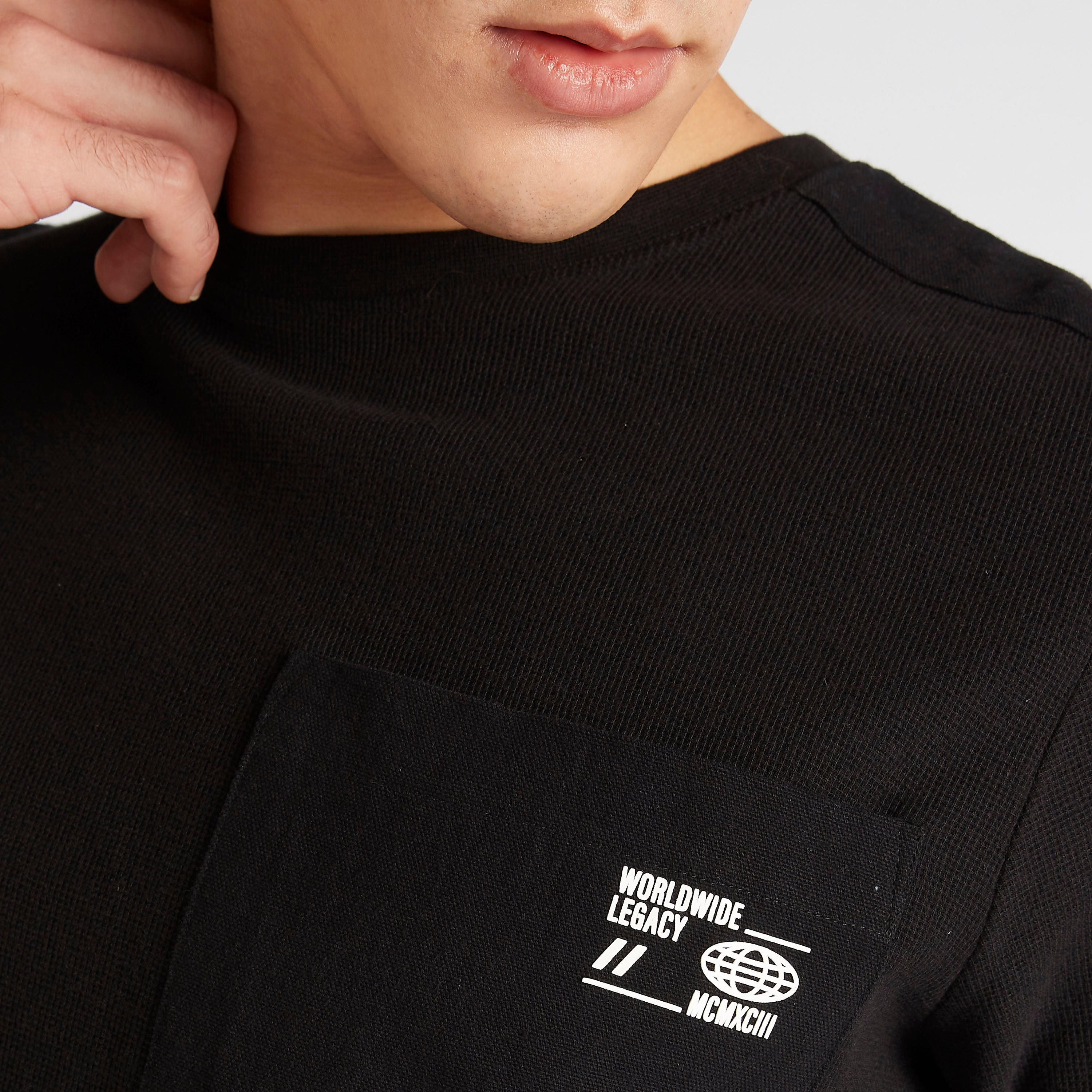 تيشيرت بياقة ضيّقة وأكمام طويلة وطبعات-men-clothing-tshirtsandpolos-tshirts-image-6