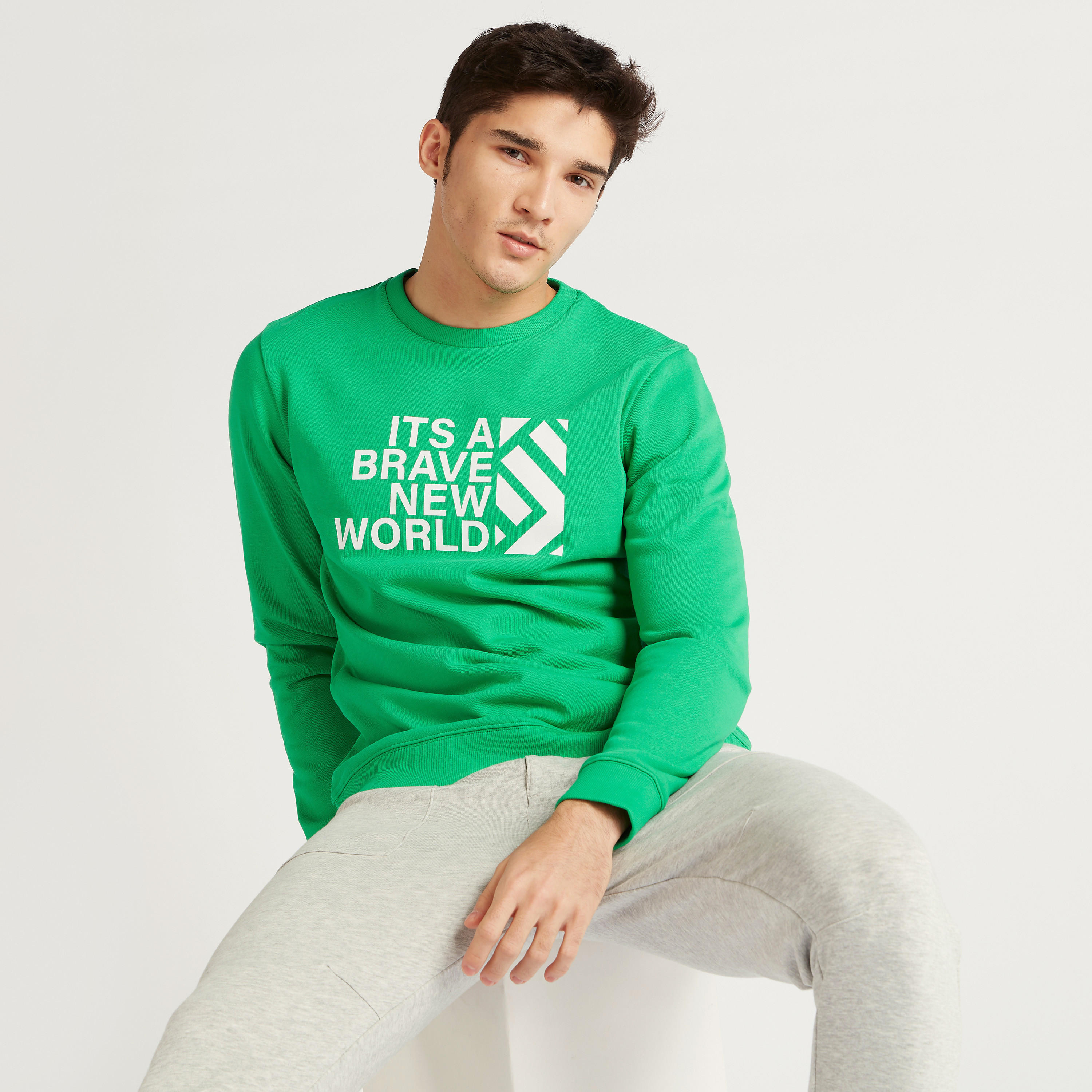 سويت شيرت بياقة ضيقة وأكمام طويلة وطبعات-men-winterwear-hoodiesandsweatshirts-image-1