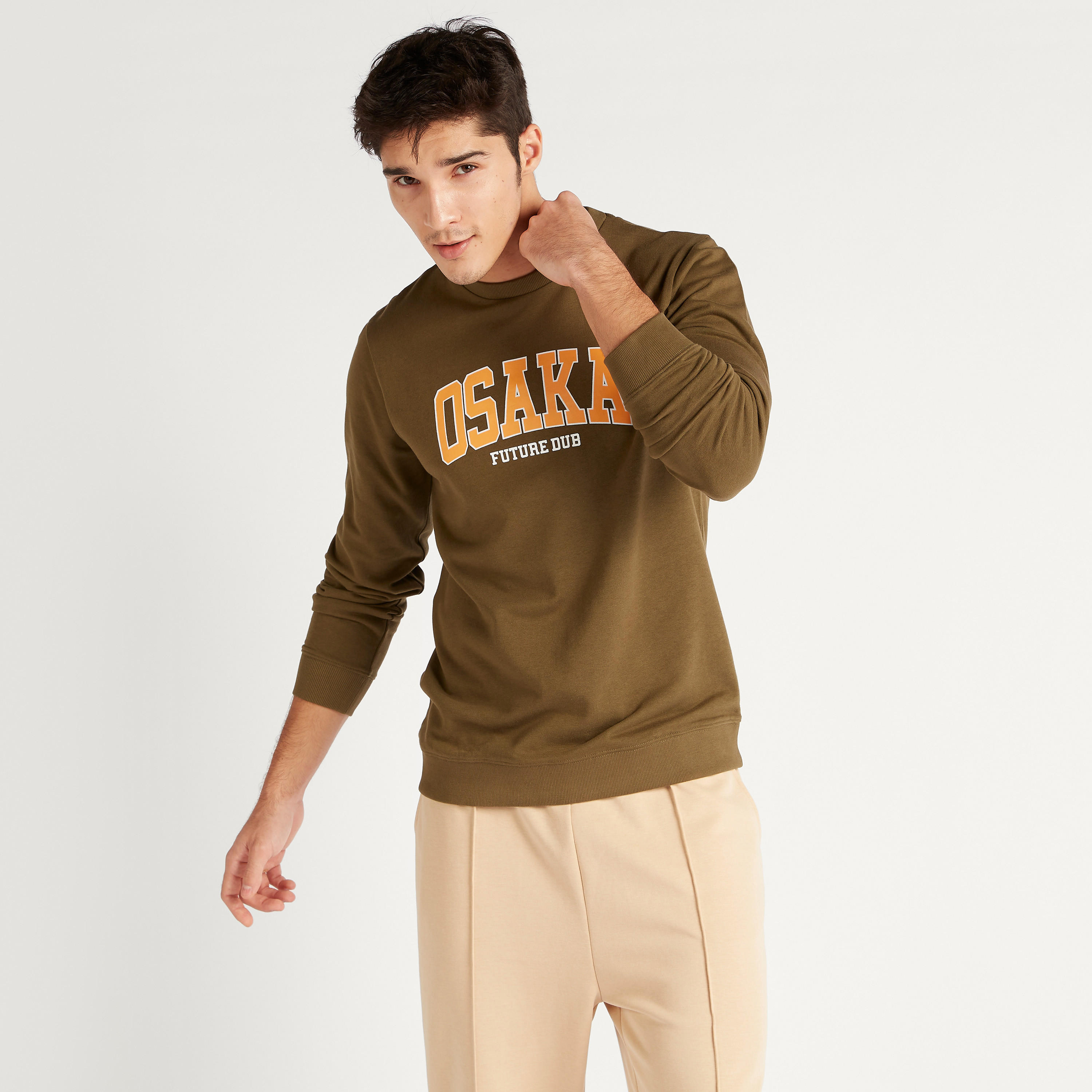 سويت شيرت بياقة ضيقة وأكمام طويلة وطبعات-men-winterwear-hoodiesandsweatshirts-image-1