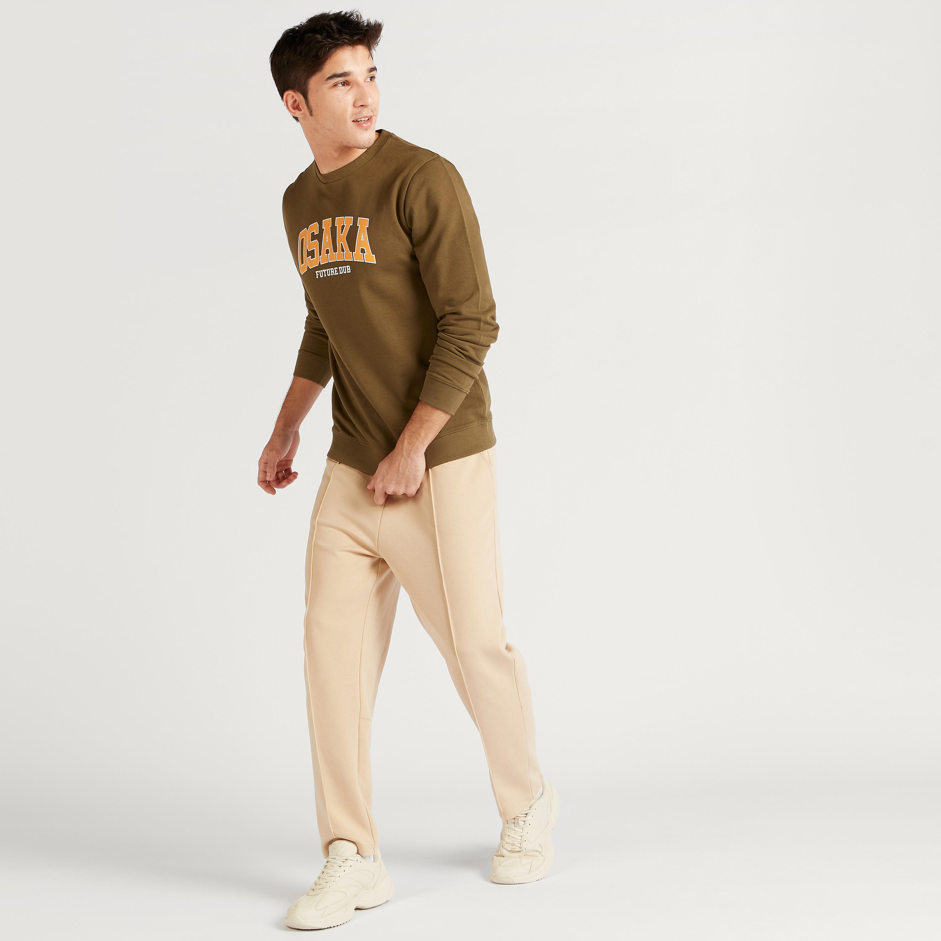 سويت شيرت بياقة ضيقة وأكمام طويلة وطبعات-men-winterwear-hoodiesandsweatshirts-image-2