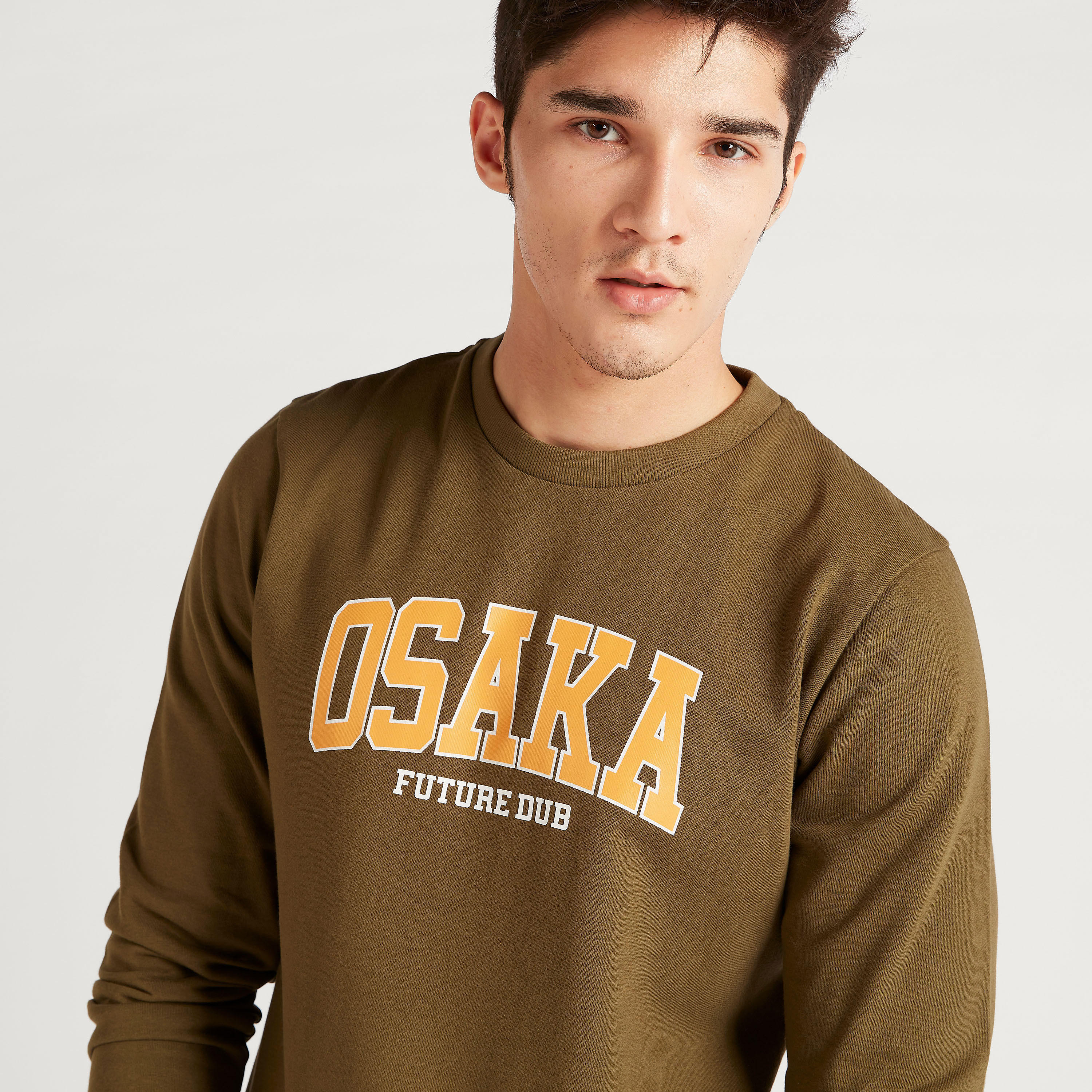 سويت شيرت بياقة ضيقة وأكمام طويلة وطبعات-men-winterwear-hoodiesandsweatshirts-image-3