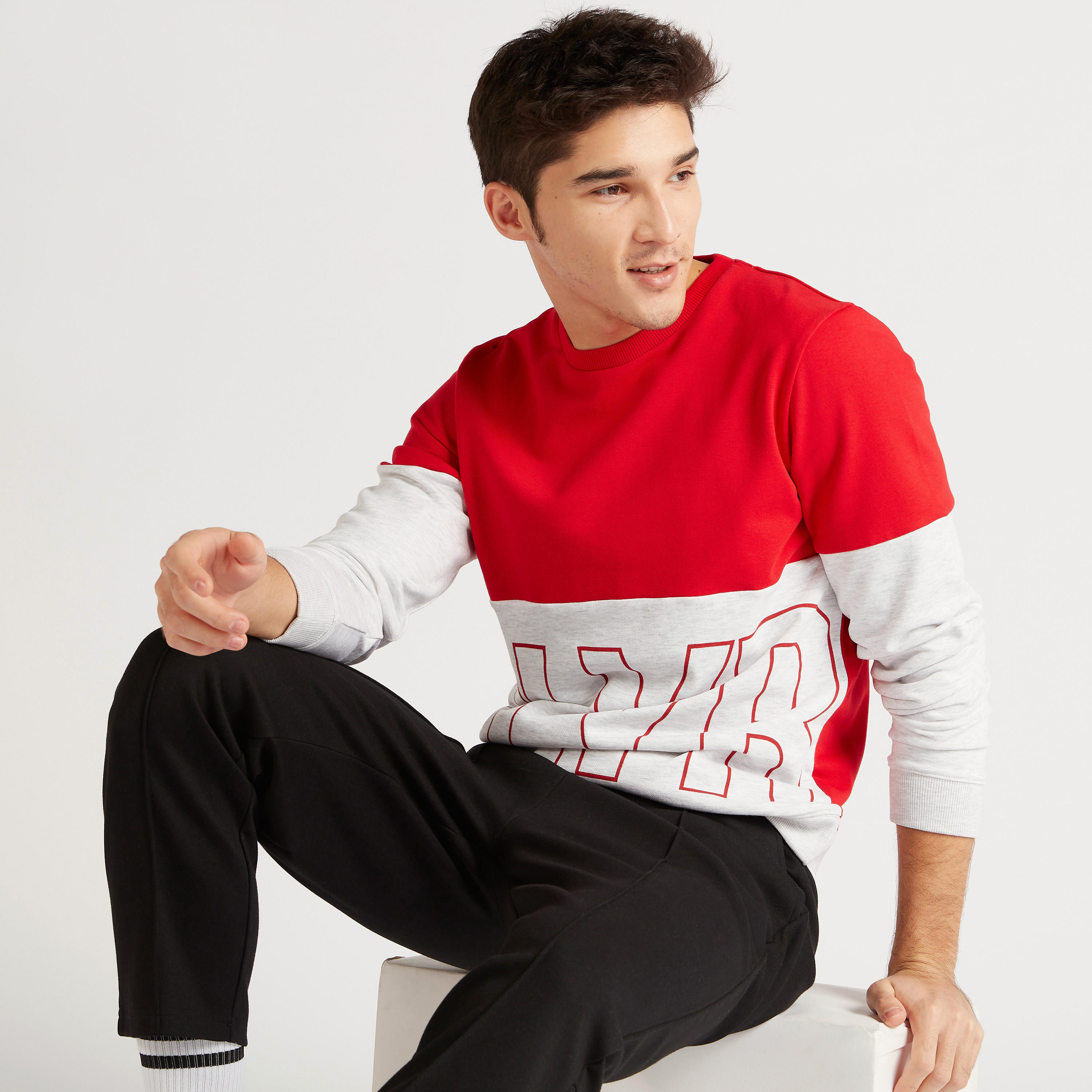 سويت شيرت بياقة ضيقة وأكمام طويلة وطبعات-men-winterwear-hoodiesandsweatshirts-image-1