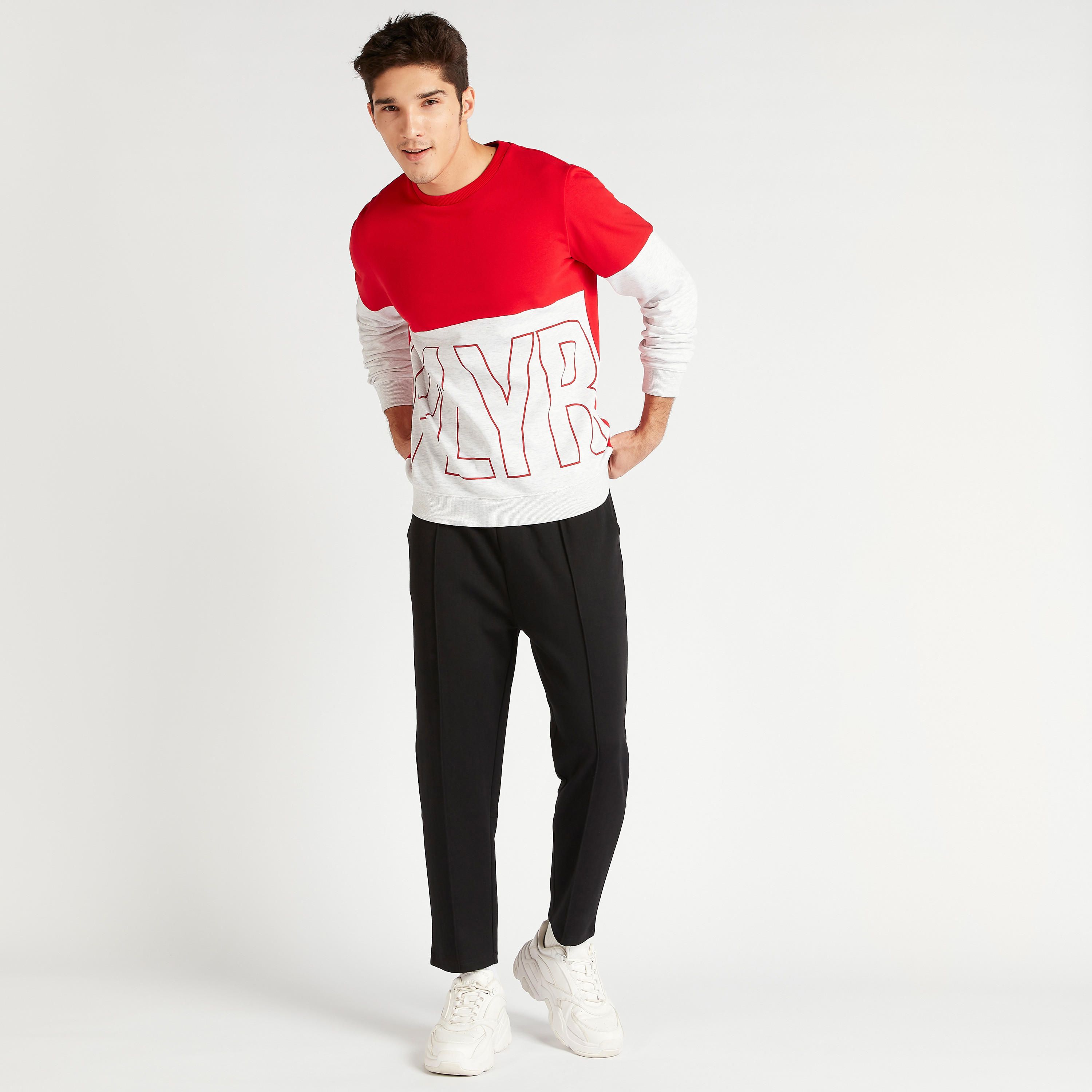 سويت شيرت بياقة ضيقة وأكمام طويلة وطبعات-men-winterwear-hoodiesandsweatshirts-image-2