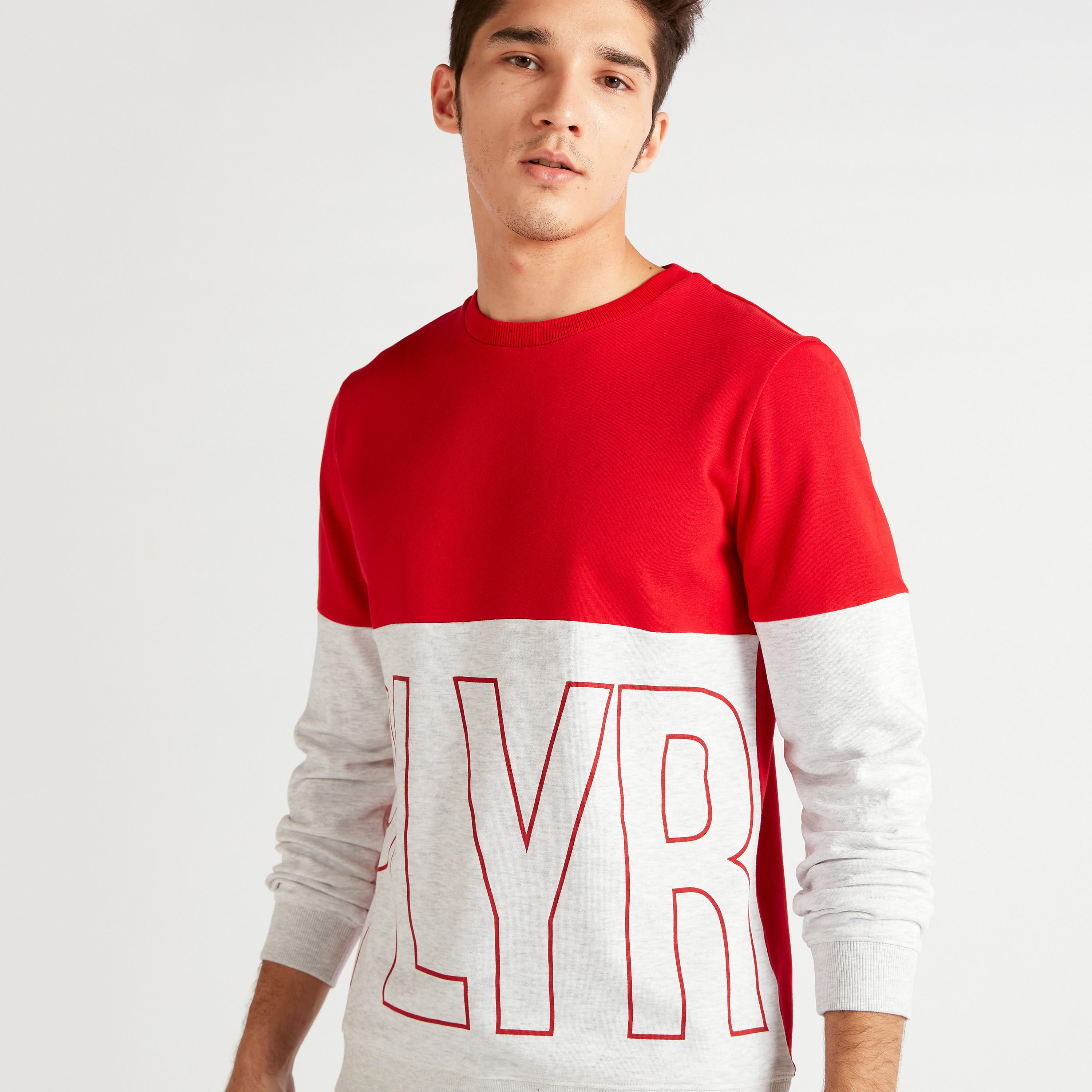 سويت شيرت بياقة ضيقة وأكمام طويلة وطبعات-men-winterwear-hoodiesandsweatshirts-image-3
