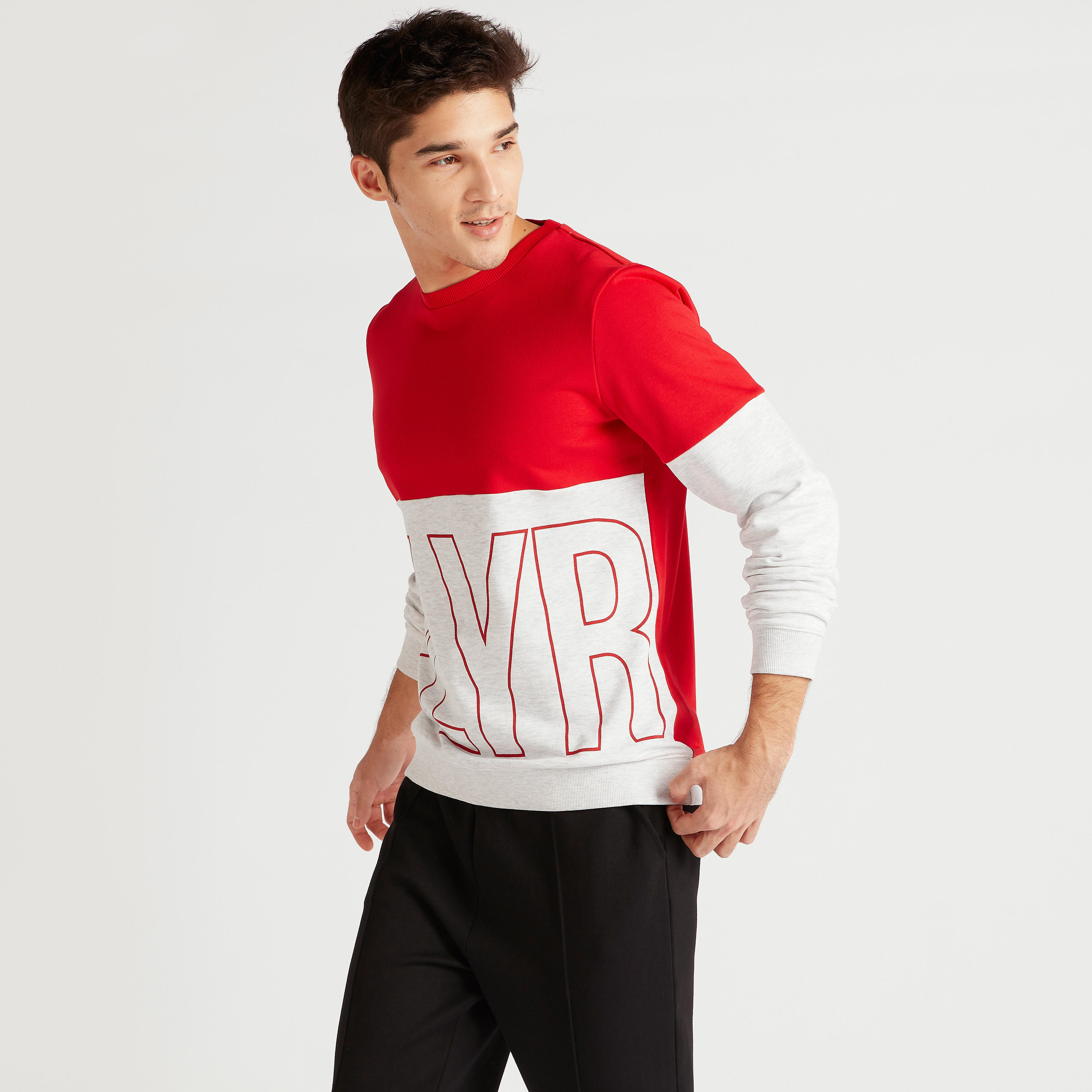سويت شيرت بياقة ضيقة وأكمام طويلة وطبعات-men-winterwear-hoodiesandsweatshirts-image-5