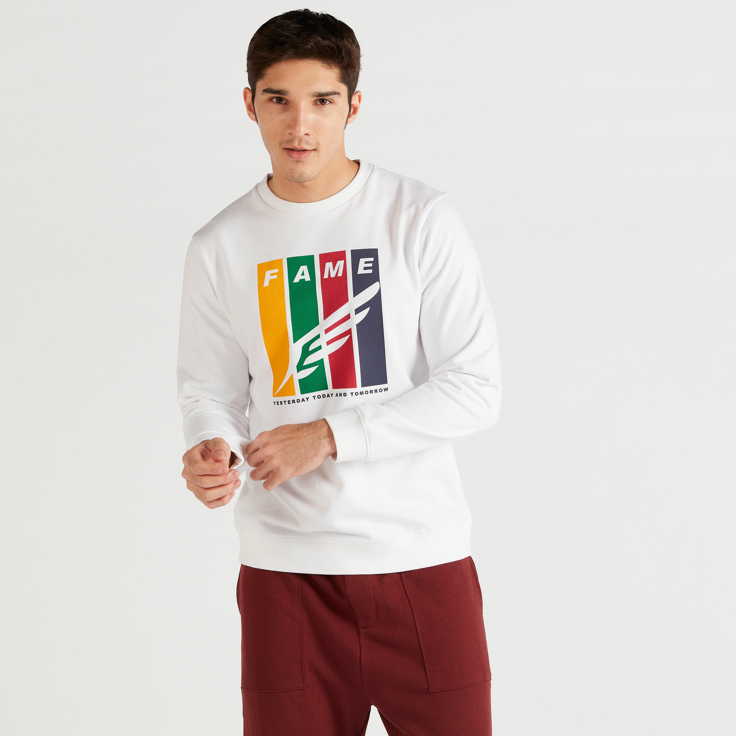 سويت شيرت بياقة ضيقة وأكمام طويلة وطبعات جرافيك-men-winterwear-hoodiesandsweatshirts-image-1