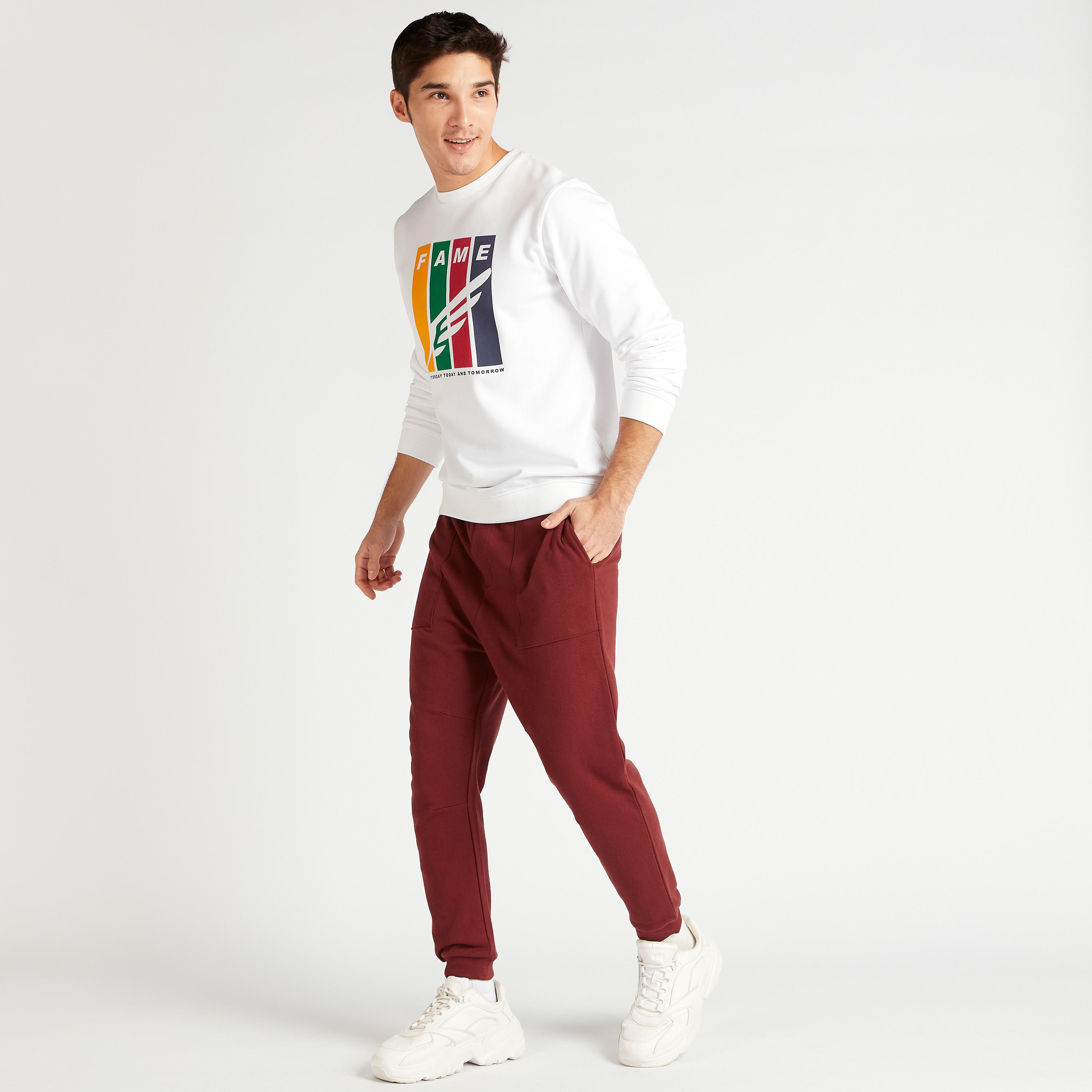 سويت شيرت بياقة ضيقة وأكمام طويلة وطبعات جرافيك-men-winterwear-hoodiesandsweatshirts-image-2