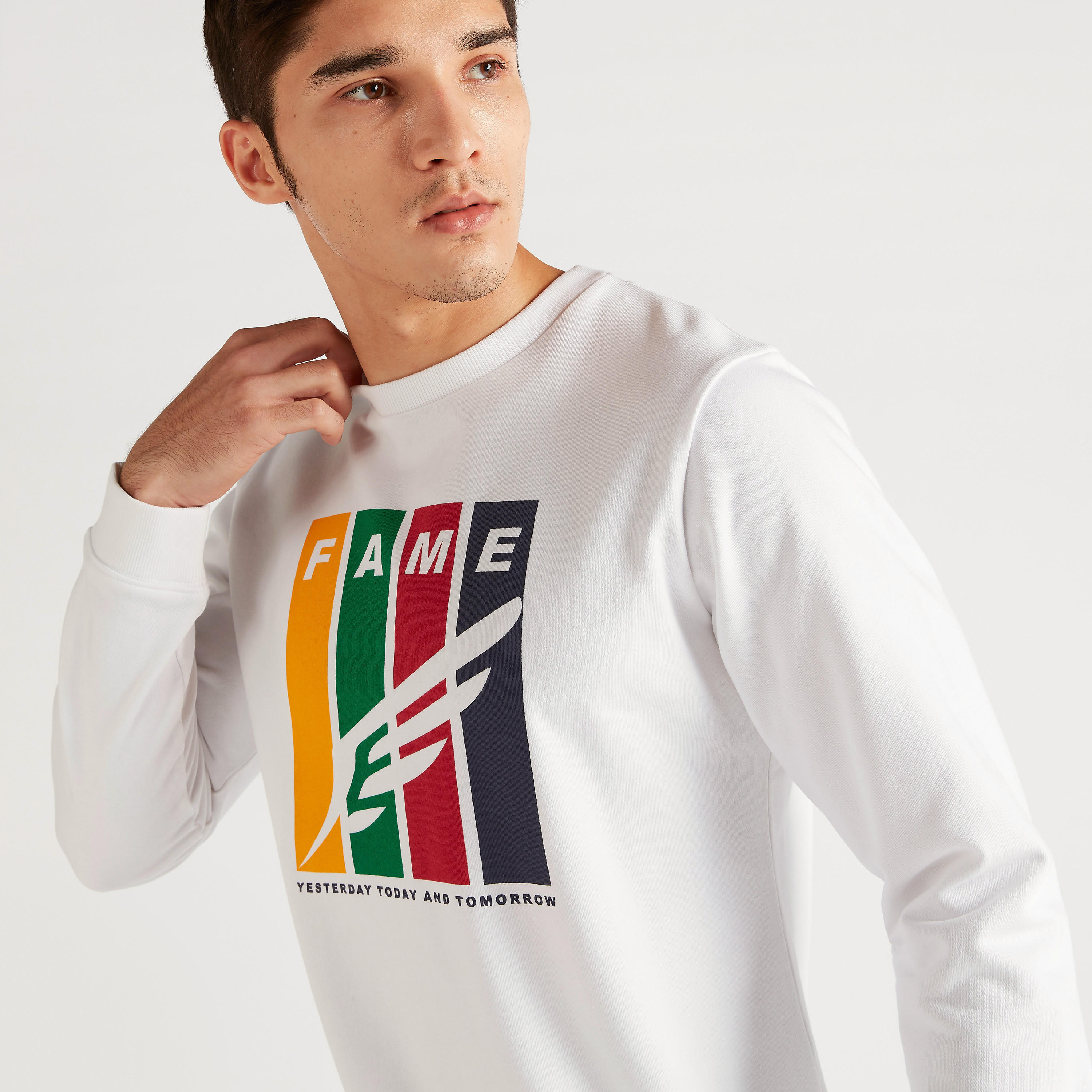 سويت شيرت بياقة ضيقة وأكمام طويلة وطبعات جرافيك-men-winterwear-hoodiesandsweatshirts-image-3