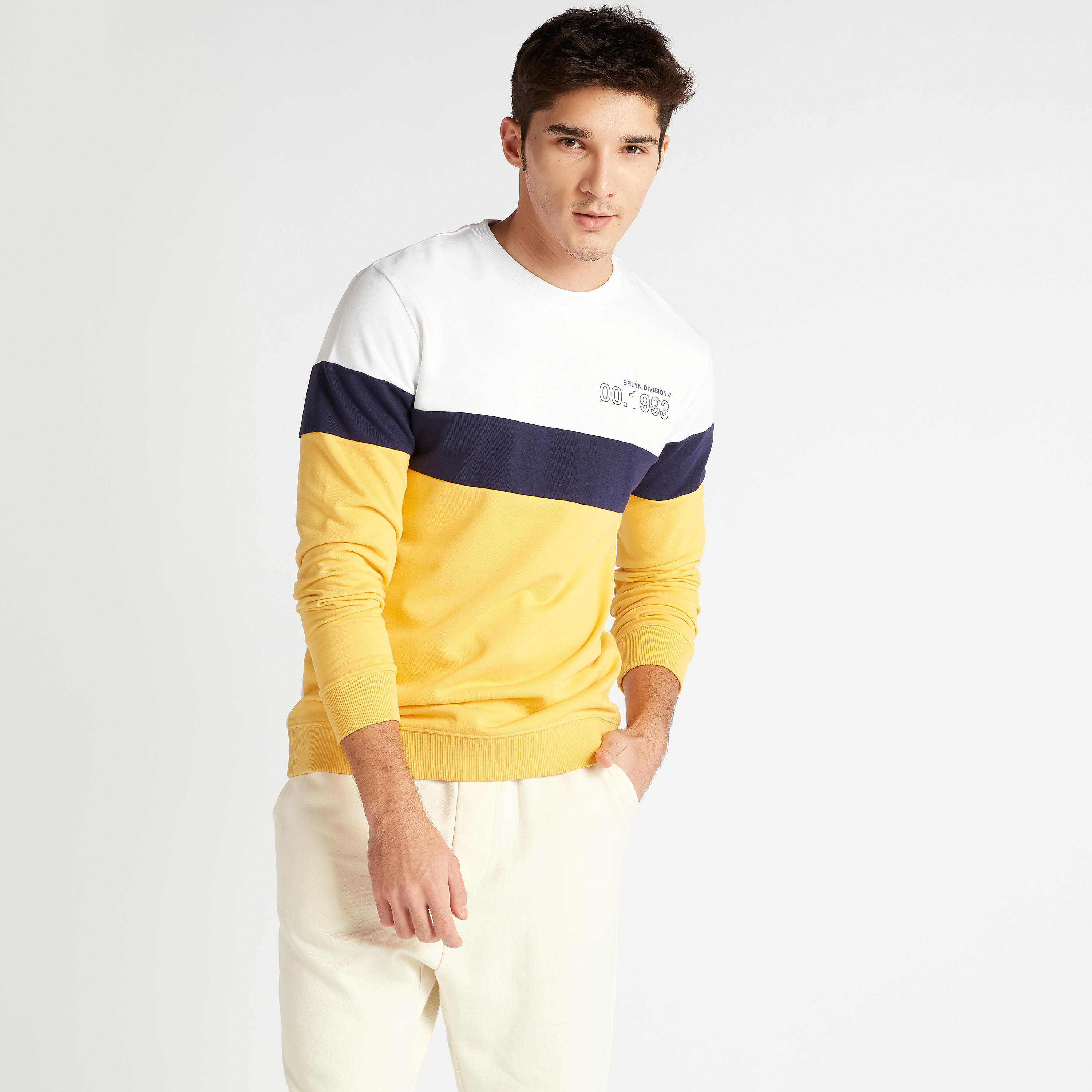 سويت شيرت بياقة ضيقة وأكمام طويلة وطبعات-men-winterwear-hoodiesandsweatshirts-image-1