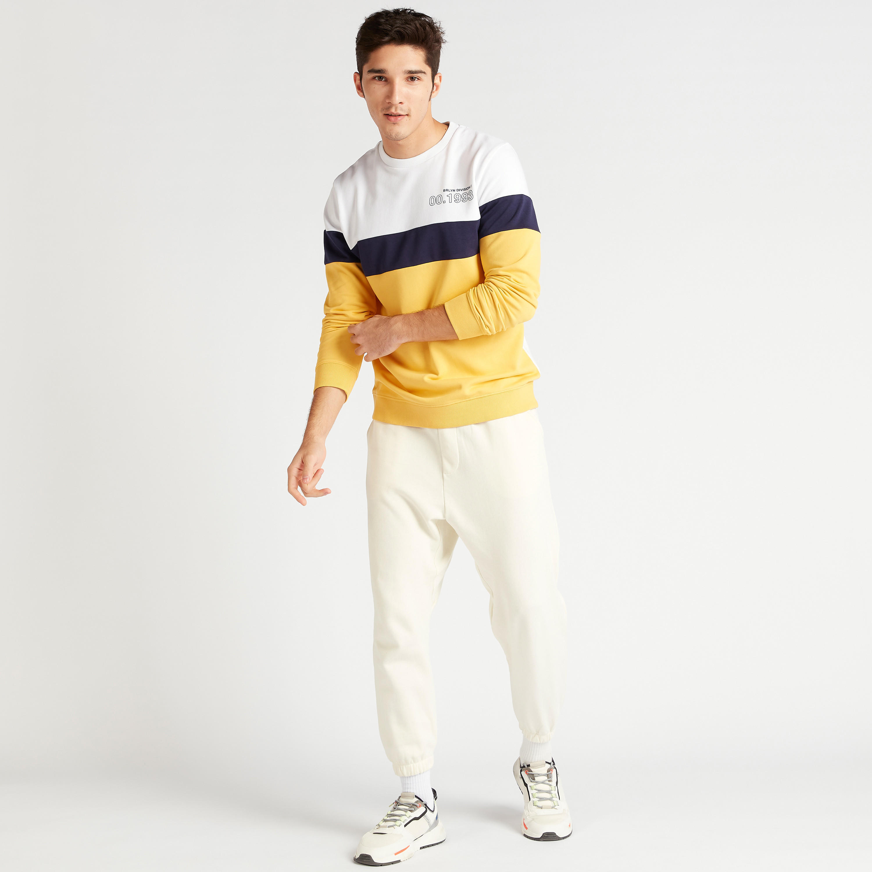 سويت شيرت بياقة ضيقة وأكمام طويلة وطبعات-men-winterwear-hoodiesandsweatshirts-image-2