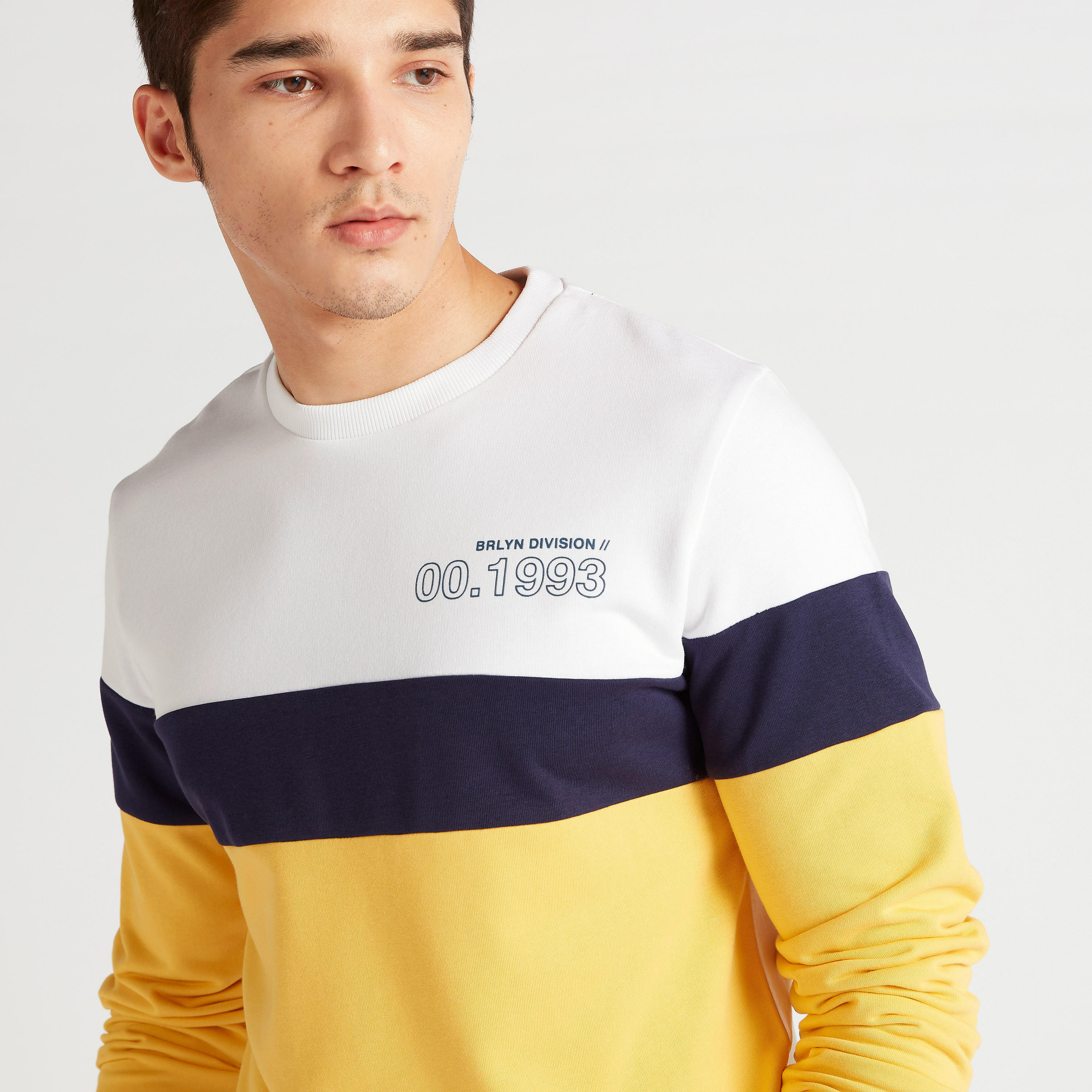 سويت شيرت بياقة ضيقة وأكمام طويلة وطبعات-men-winterwear-hoodiesandsweatshirts-image-3