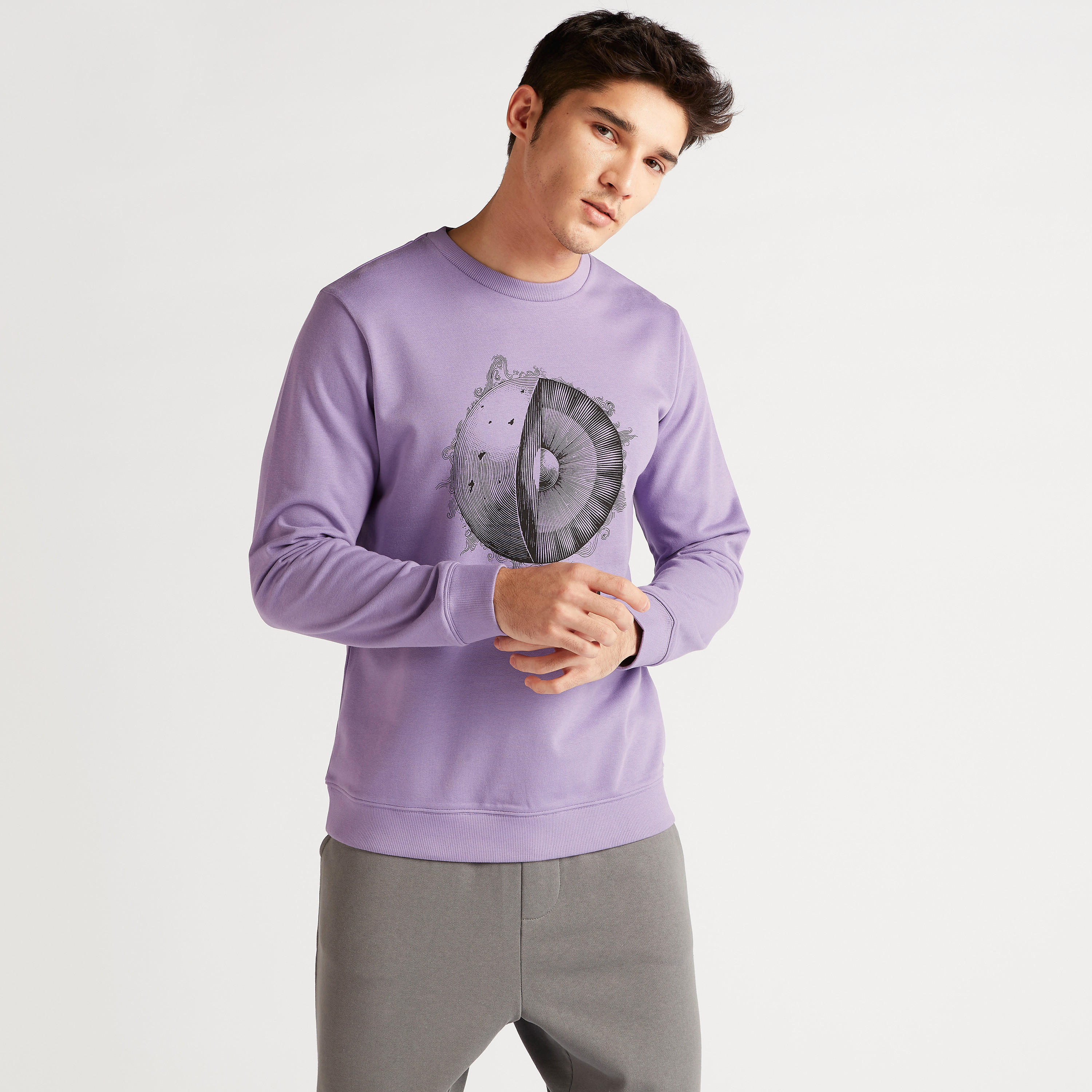 سويت شيرت بياقة ضيقة وأكمام طويلة وطبعات جرافيك-men-winterwear-hoodiesandsweatshirts-image-1