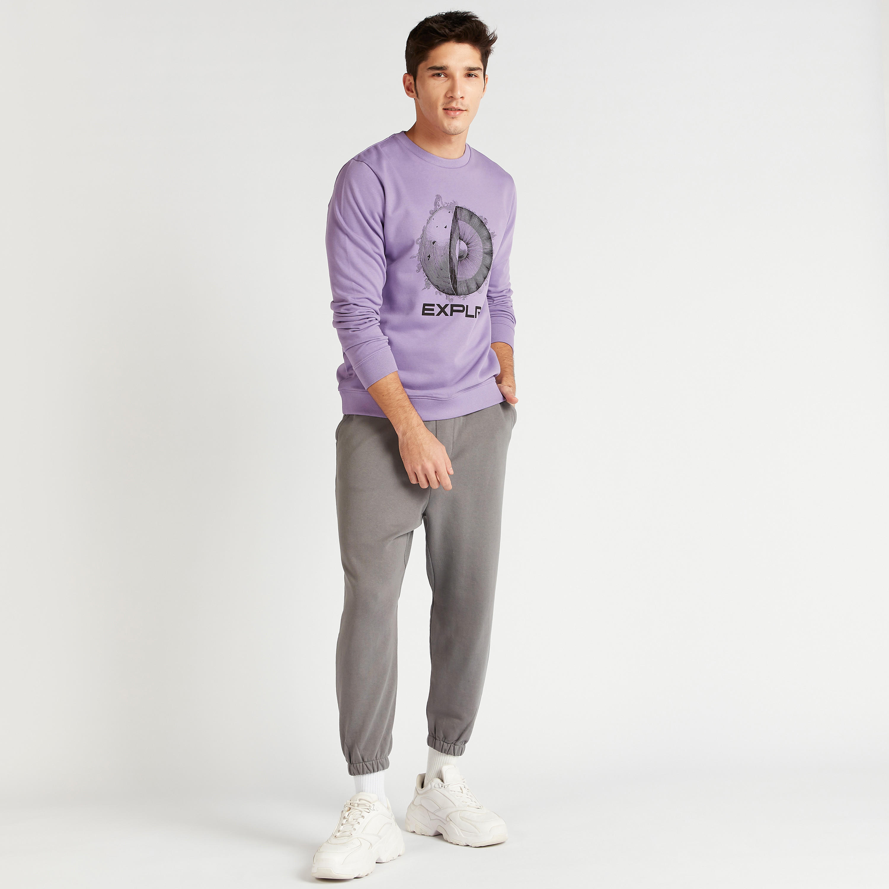 سويت شيرت بياقة ضيقة وأكمام طويلة وطبعات جرافيك-men-winterwear-hoodiesandsweatshirts-image-2